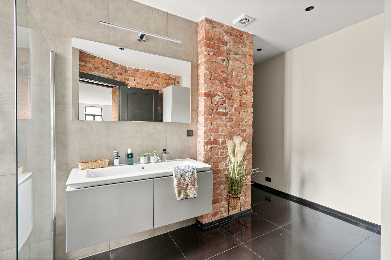 Innredningen består av dobbel servant med to kraner og stort speil. Galleribilde