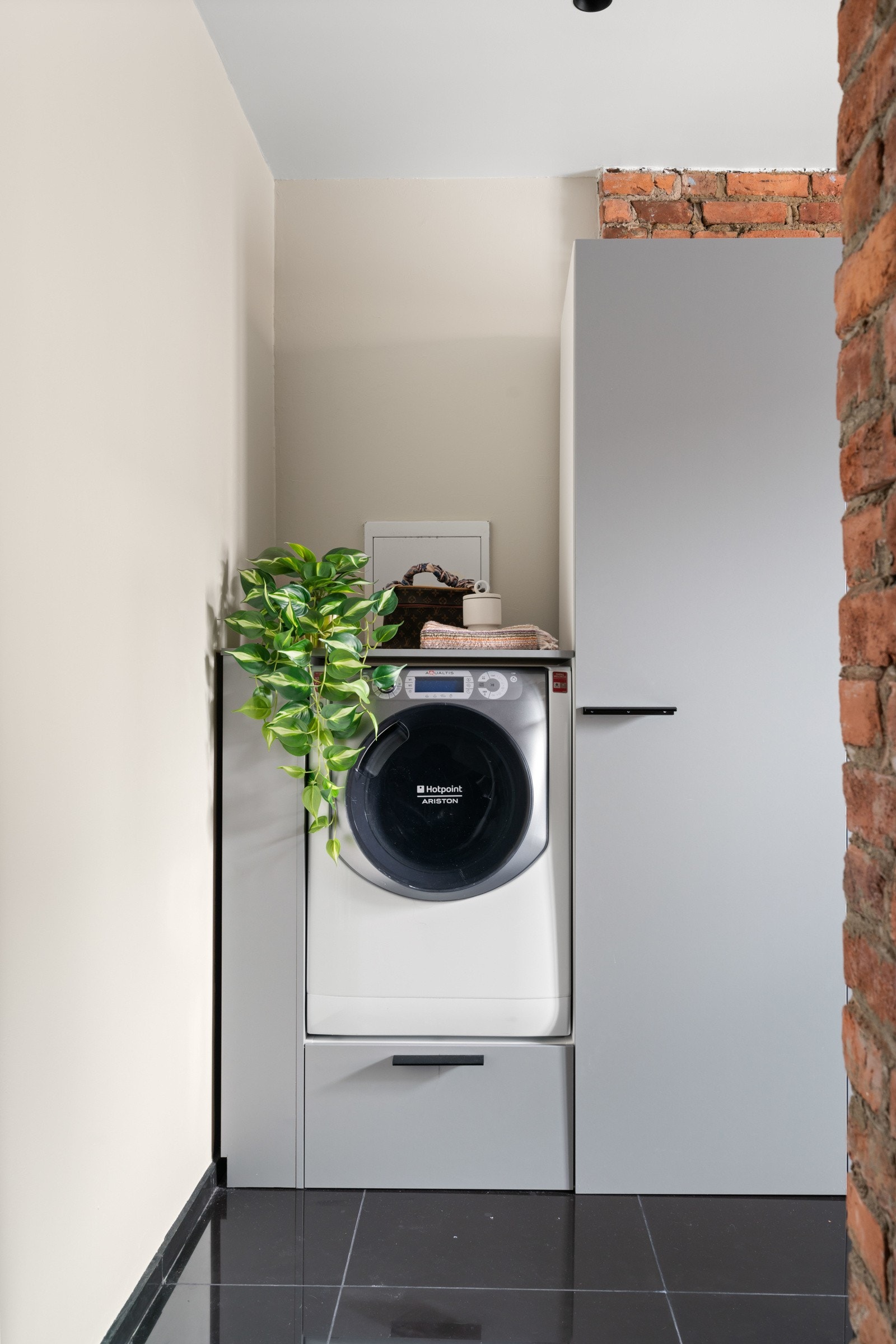Høyskap og smart innbygningsnisje for vaskemaskin. Galleribilde