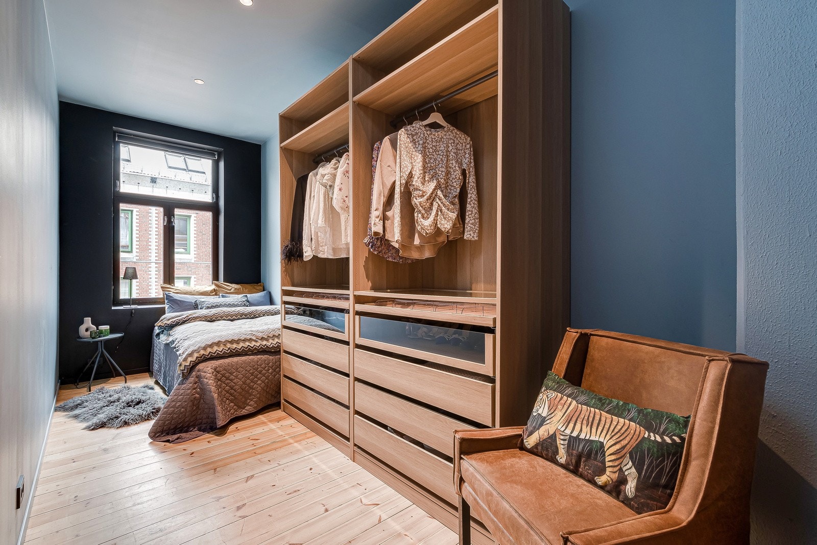 Soverom 2 har også to garderobeskap som følger med. Galleribilde