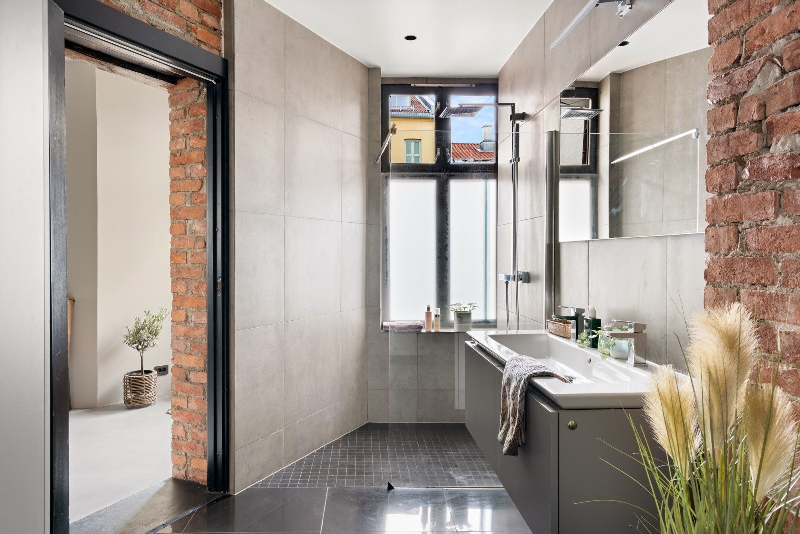 Romslig og flott baderom. Galleribilde