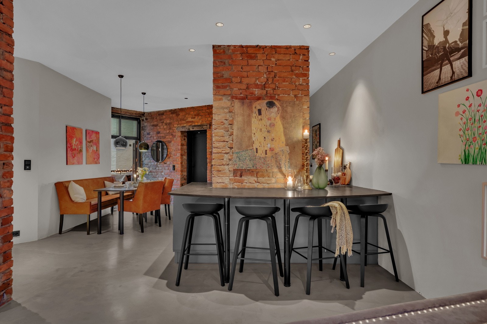 Leiligheten har en hyggelig barløsning mot kjøkkenet og plass til spisestue i kjøkkendelen. Galleribilde