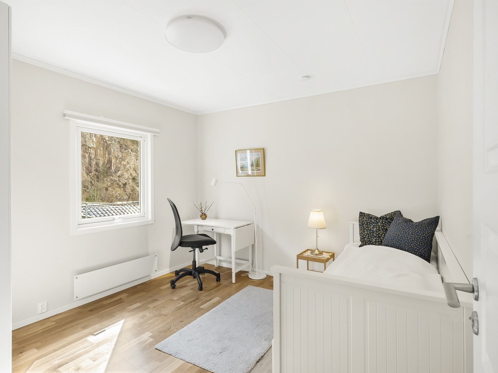 Boligens opprinnelige hovedsoverom med plass til dobbeltseng og skapinnredning. Galleribilde