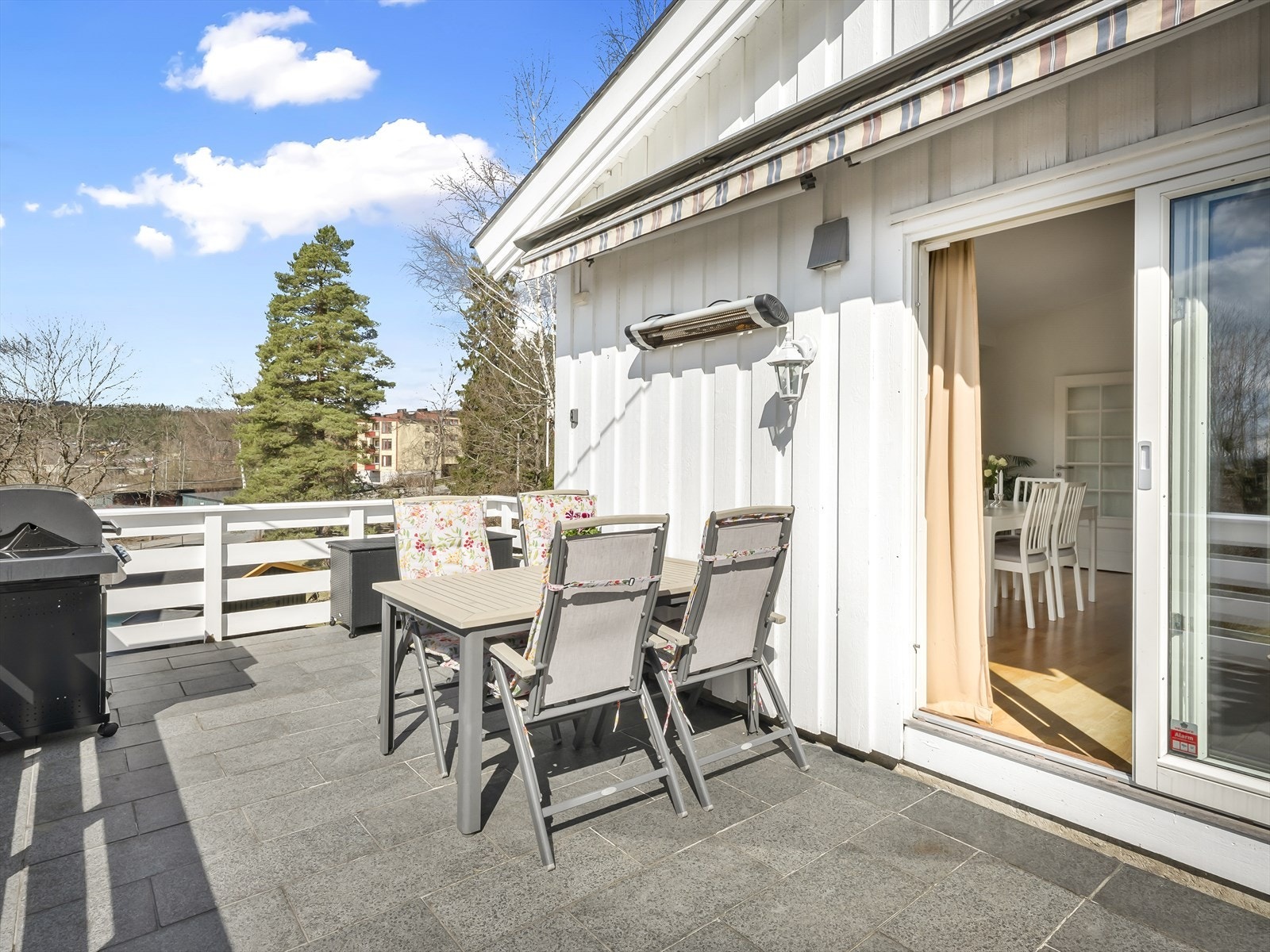 Stor balkong med god plass for utemøbler og grilling Galleribilde