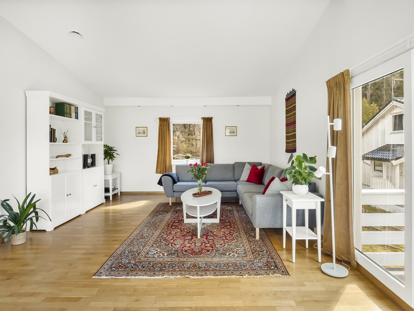 Stue med store vindusflater og behagelig innredning Galleribilde
