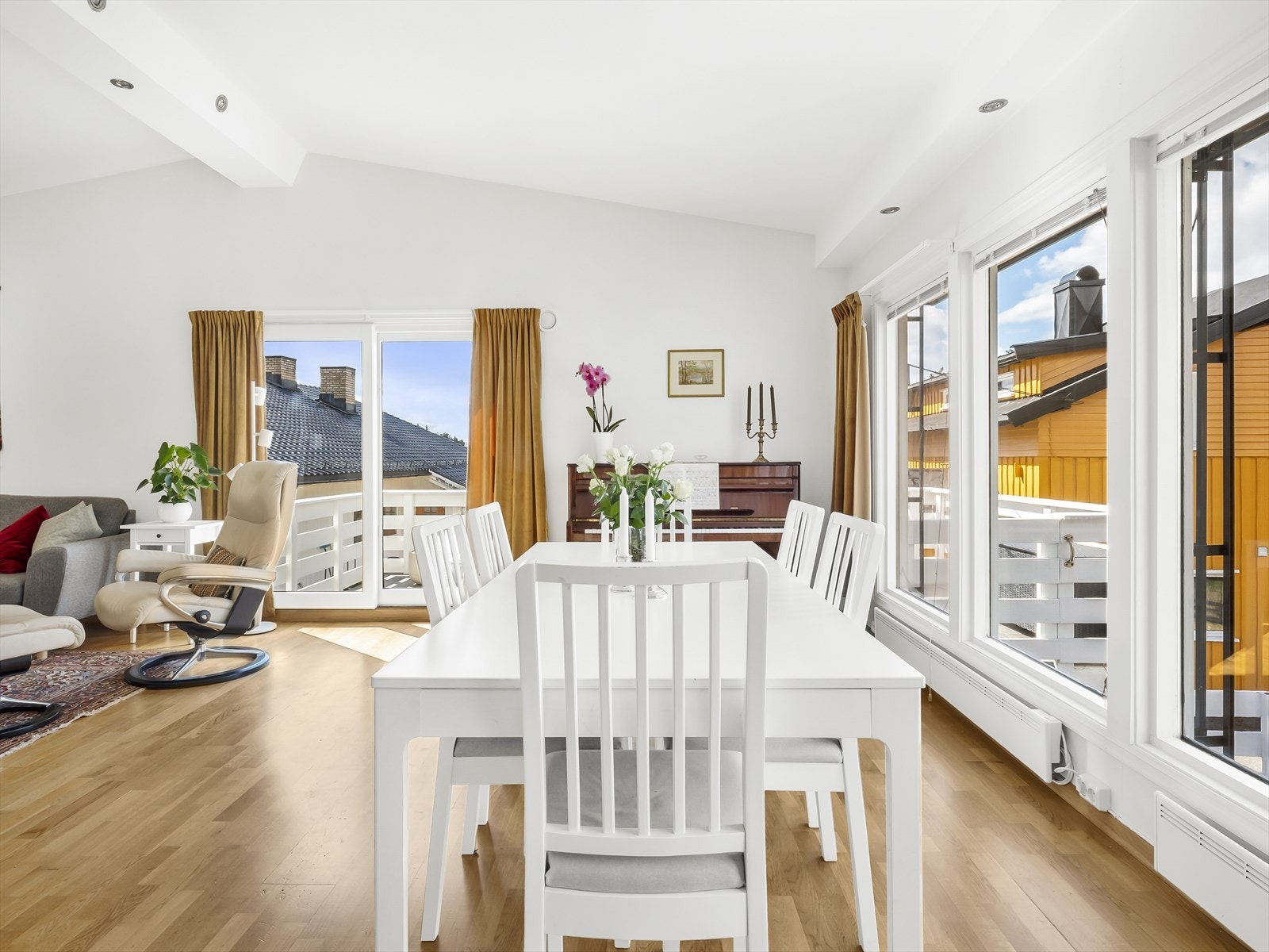 Romslig spisestue med mye lys. Galleribilde
