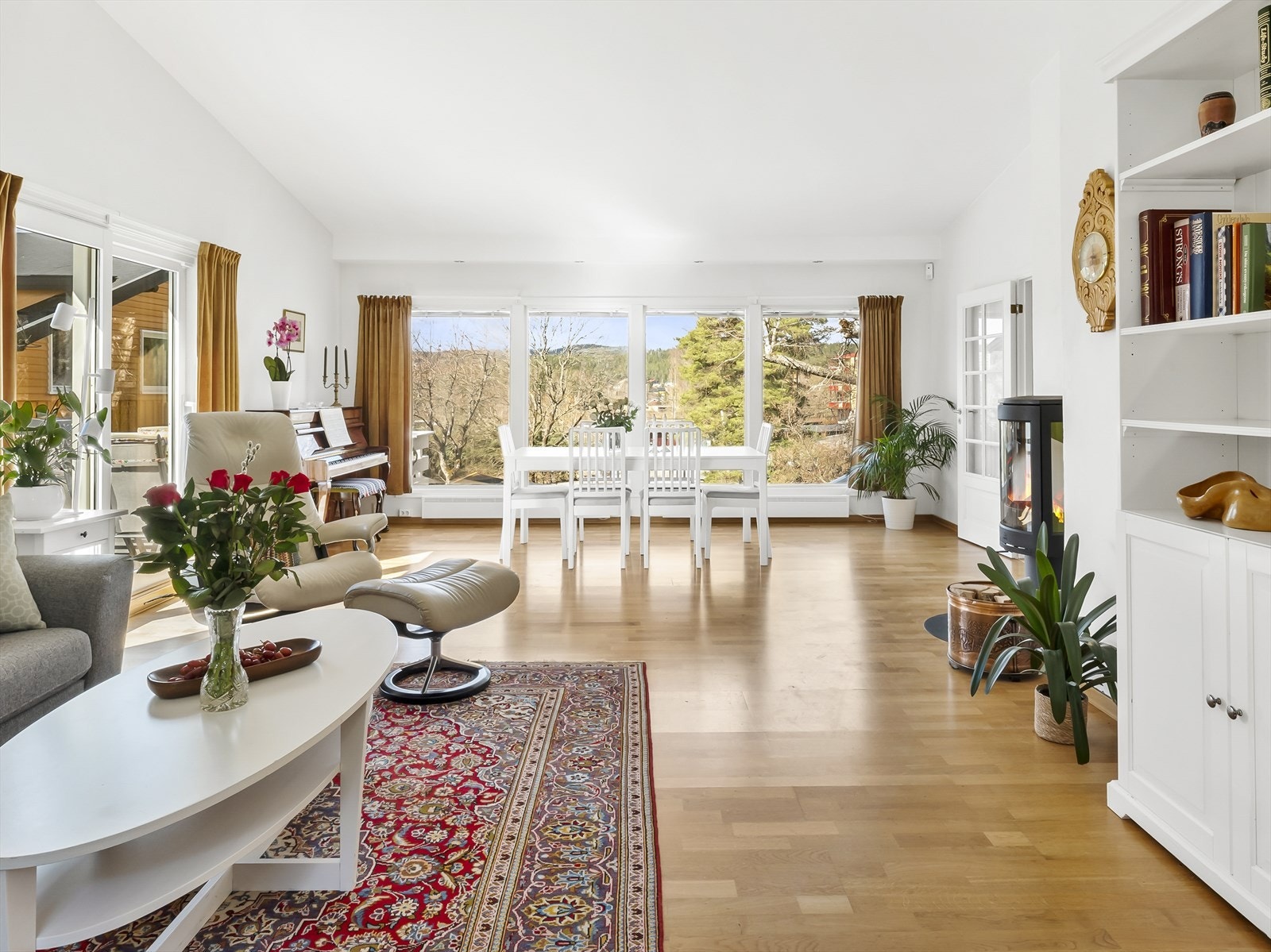 Stue med herlig utsikt gjennom panoramavinduer Galleribilde