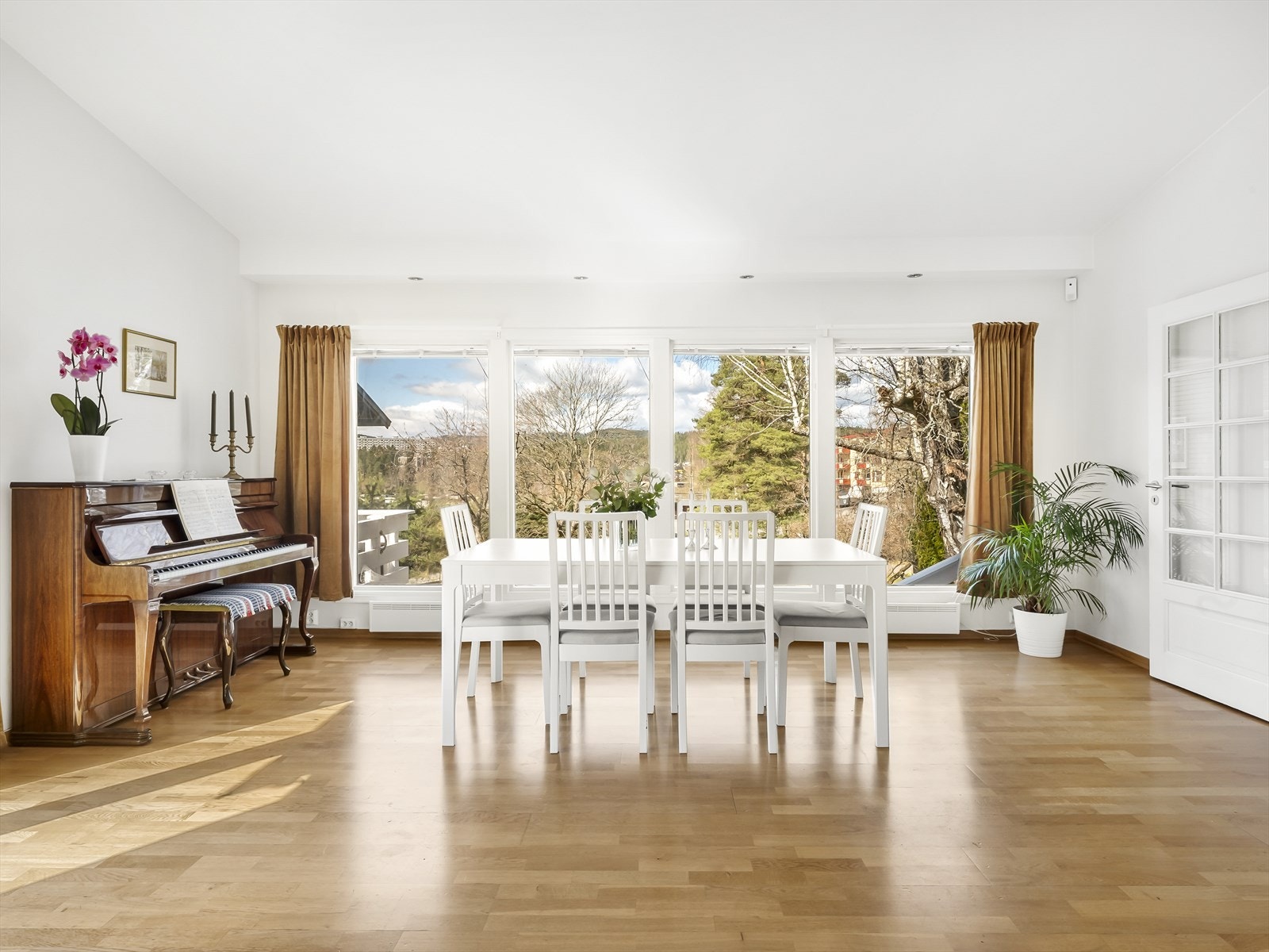 Spisestue med herlig utsikt gjennom panoramavinduer. Galleribilde