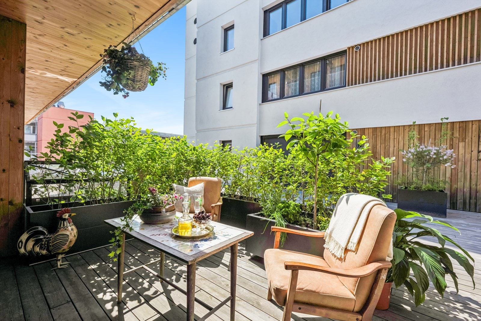 God plass til sittegruppe, grill og annet utemøblement Galleribilde