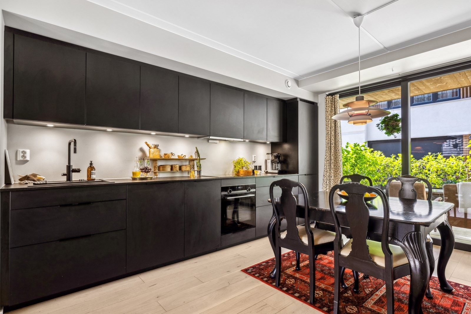 Delikat kjøkkeninnredning med gode skap- og skuffeløsninger, samt gode arbeidsflater for matlaging Galleribilde