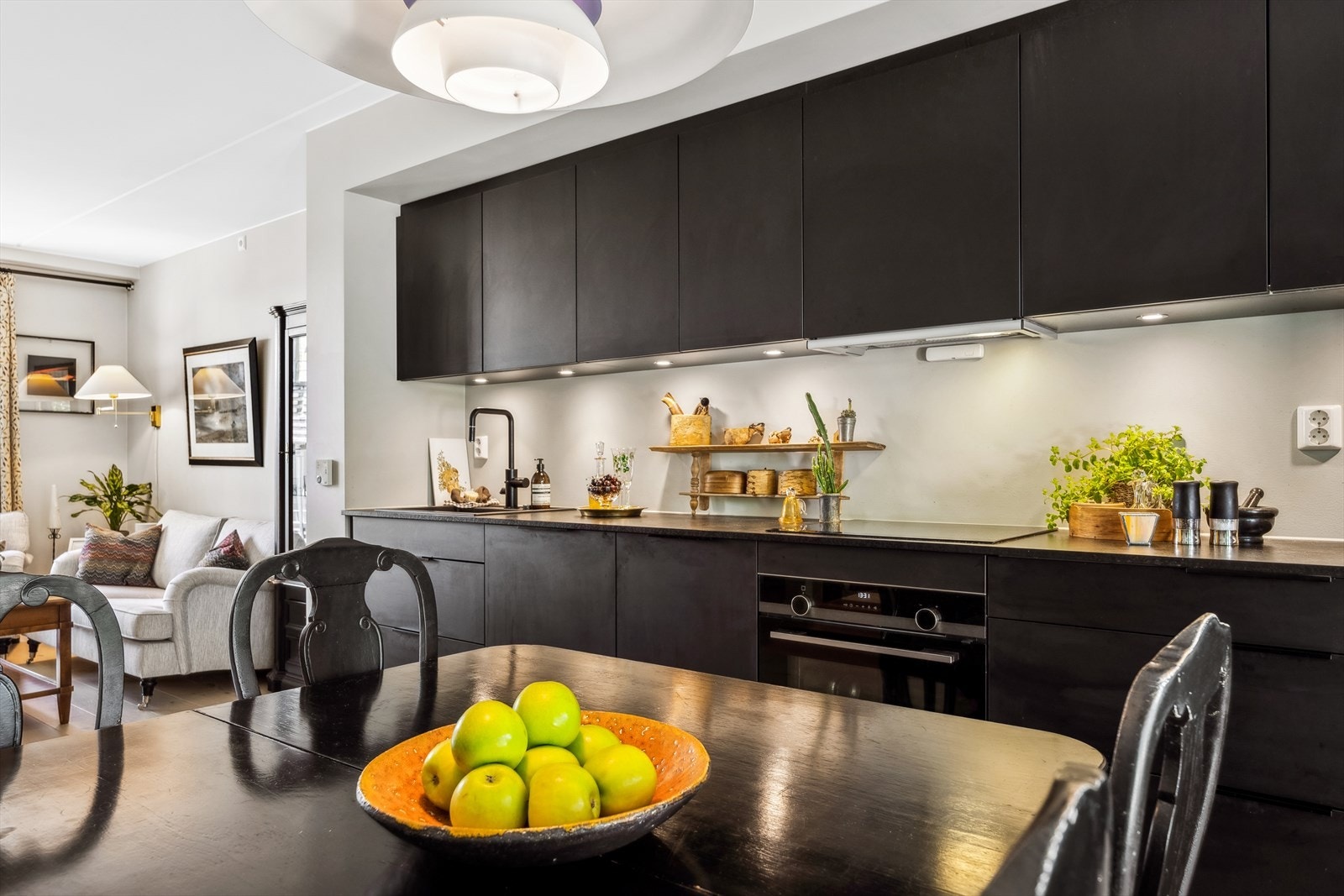 Kjøkkenet består av nedfelt oppvaskkum, stekeovn, koketopp, ventilator og integrert kjøl/frys Galleribilde