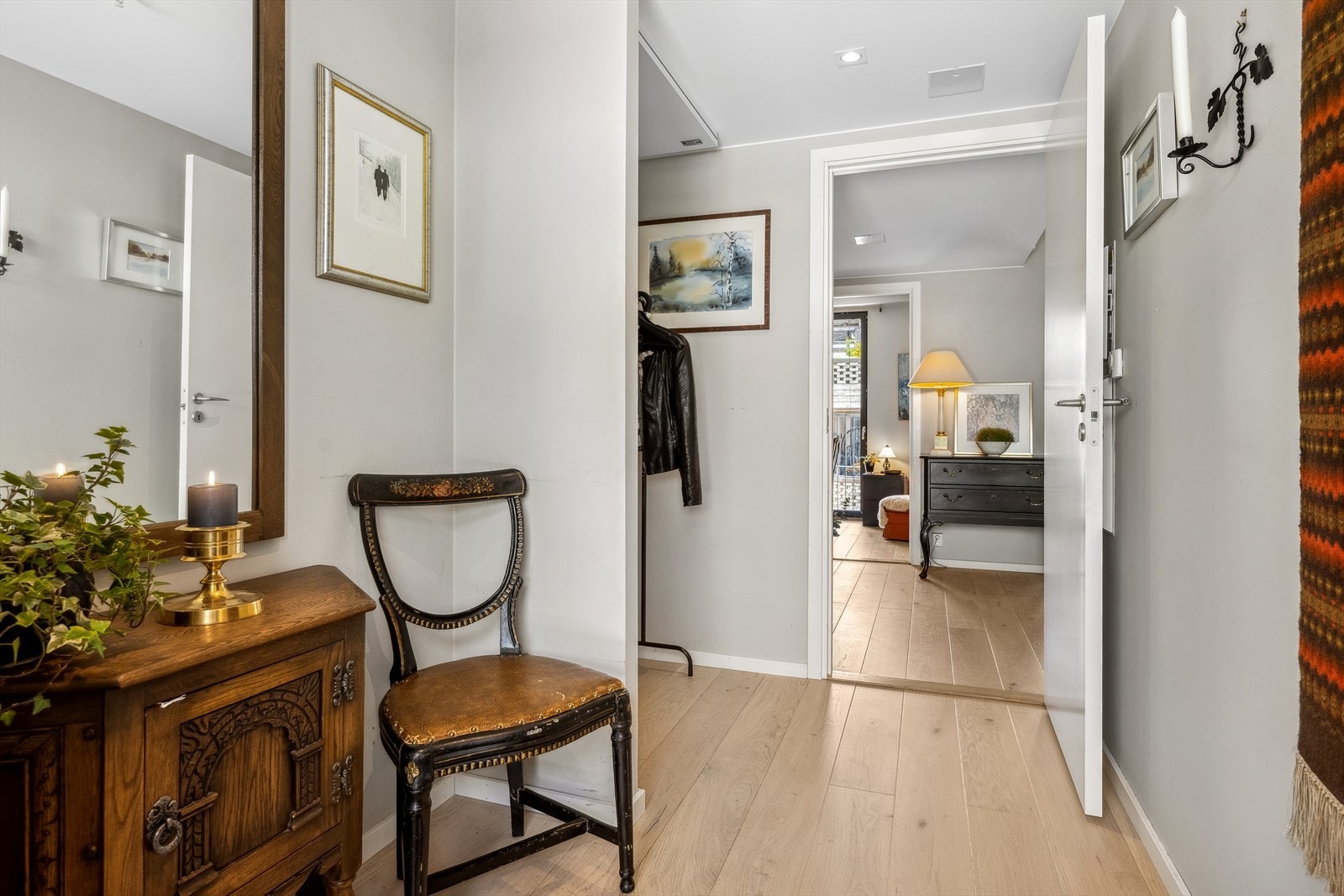 Romslig entre med god plass til klesavheng, sko m.m. Galleribilde