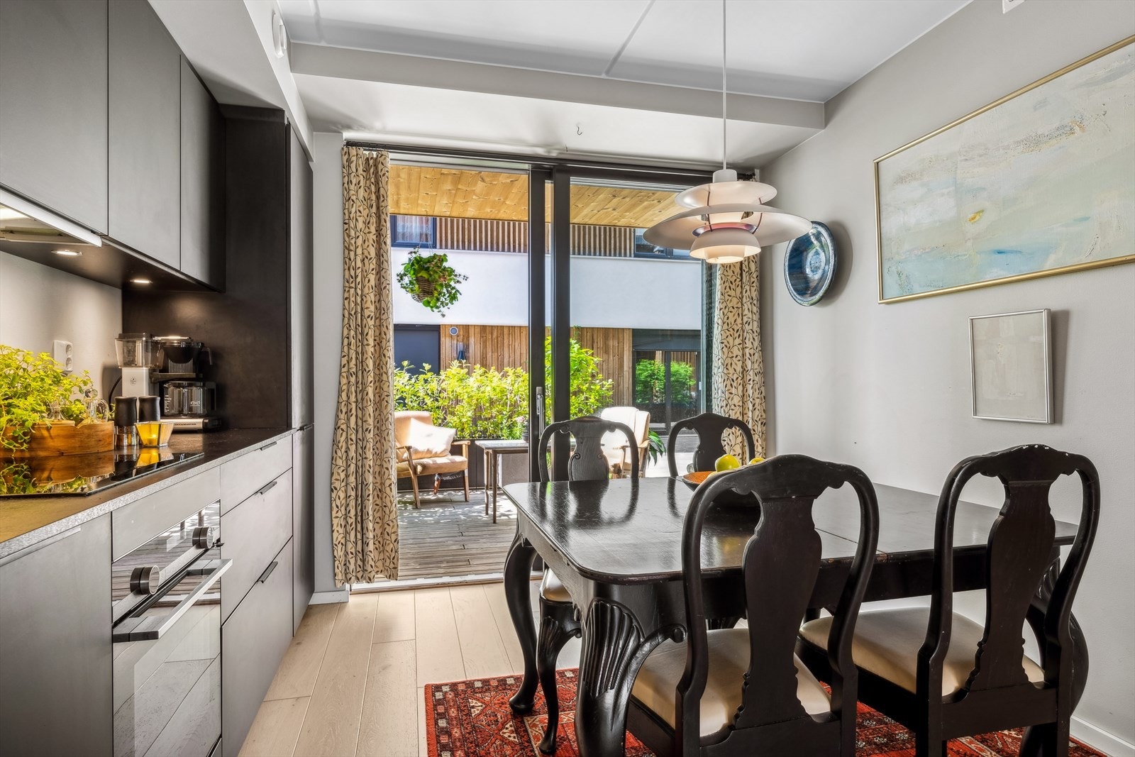 Fra kjøkken/spisestueområde har du utgang til egen del av takterrasse på ca. 22 kvm Galleribilde