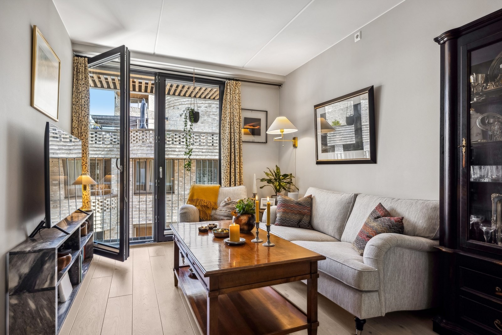 God plass til sofa, stuebord, TV og annen stueinnredning Galleribilde