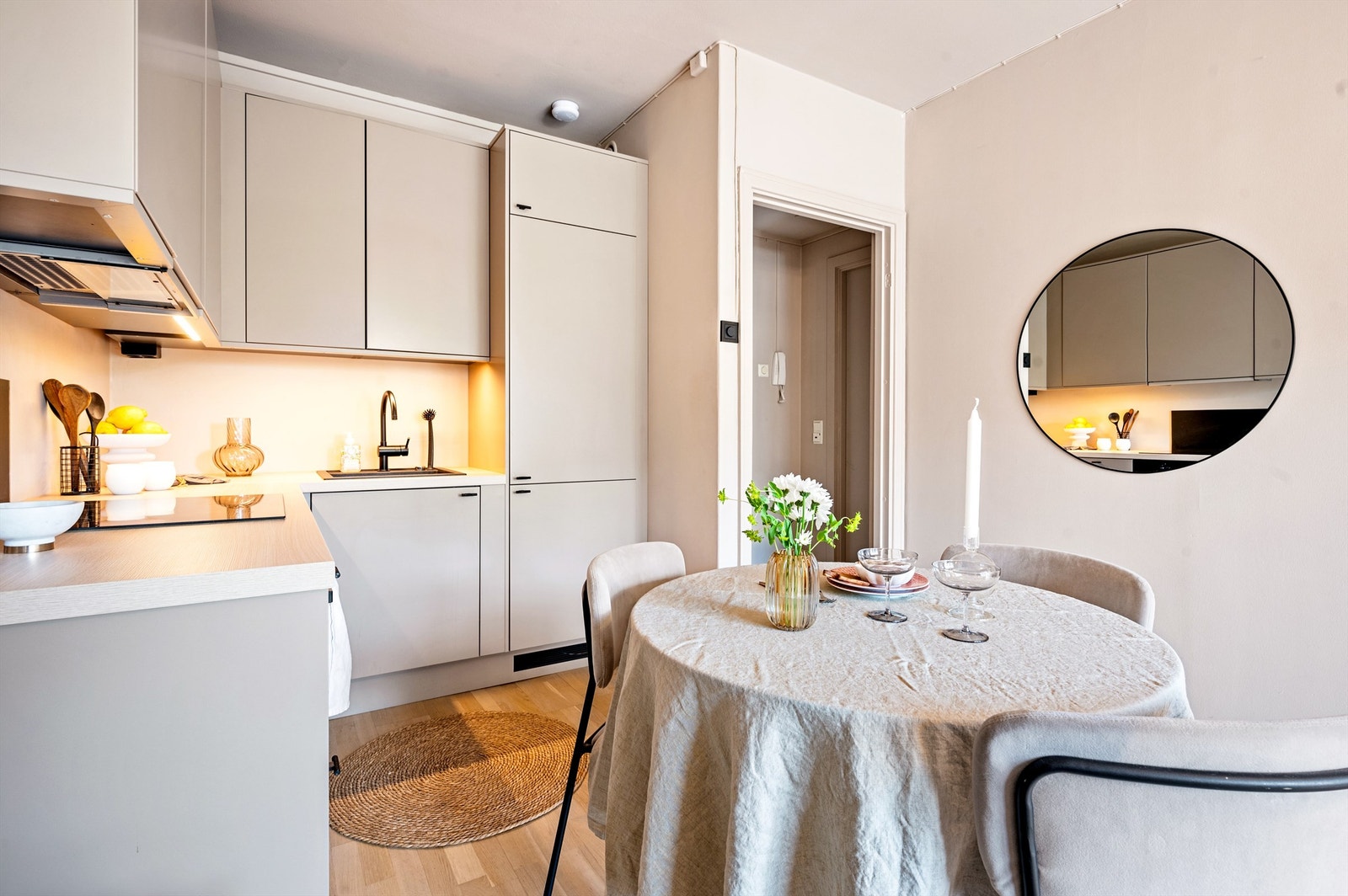 Lekkert kjøkken fra Epoq i åpen løsning med stuen. Innredningen består av glatte skapfronter, laminat benkeplate med nedfelt oppvaskkum. Galleribilde