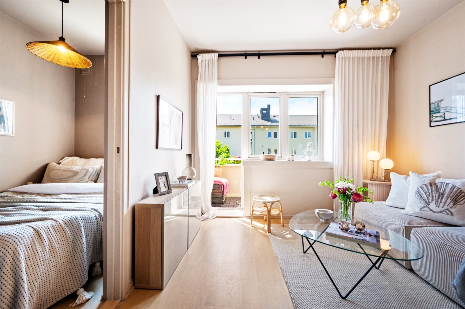 Leiligheten er malt i delikate fargevalg som harmonerer fint med øvrige overflater. I 2021 ble gulvet slipt og lakkert, vegger sparklet og malt. Galleribilde