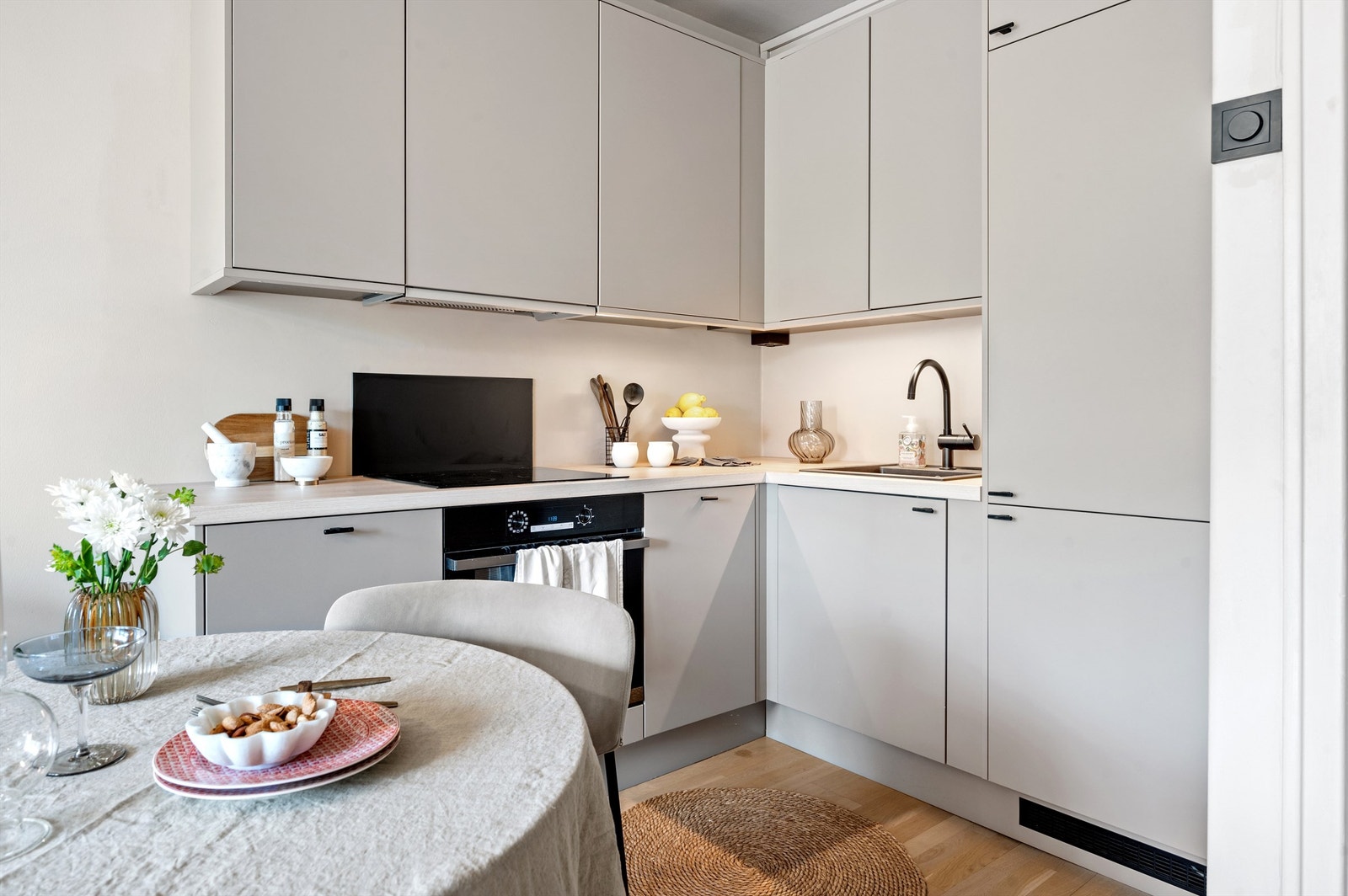 Over benkeplaten er det montert belysning. Hvitevarene er integrerte med platetopp, stekeovn, oppvaskmaskin og kjøl/fryseseskap. Kullfilterventilator over kokeplass. Galleribilde