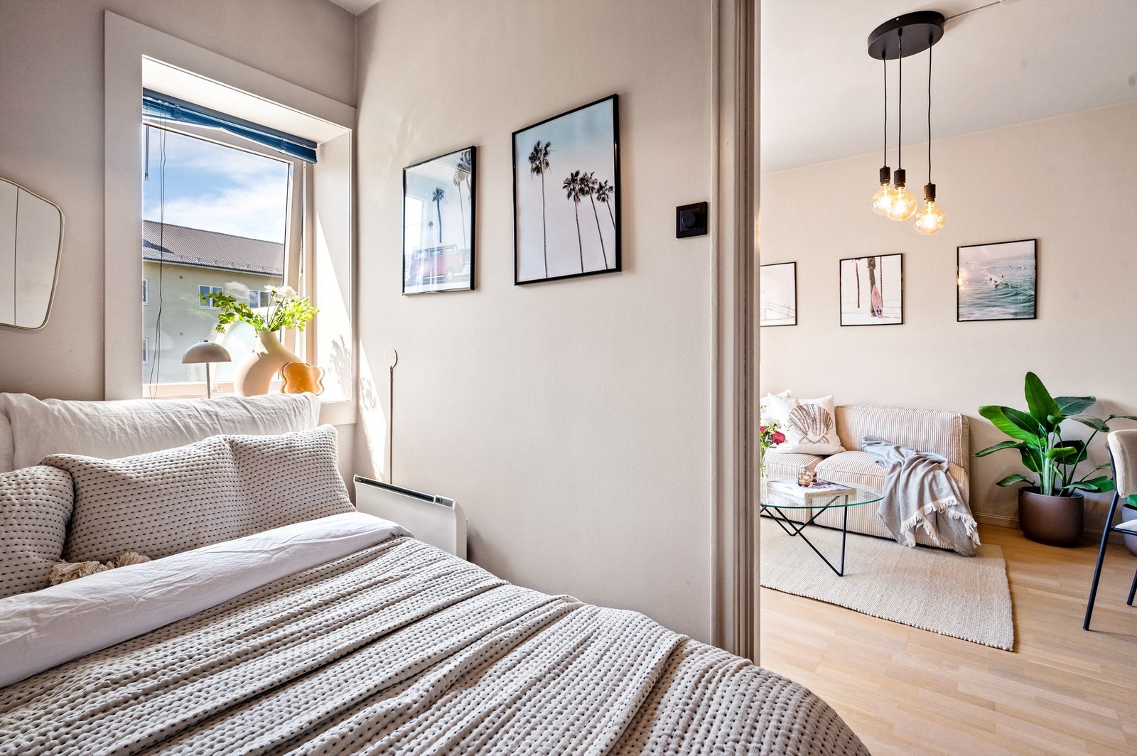 Romslig og lunt soverom malt i behagelig fargetoner som inviterer til en god natts søvn. Galleribilde