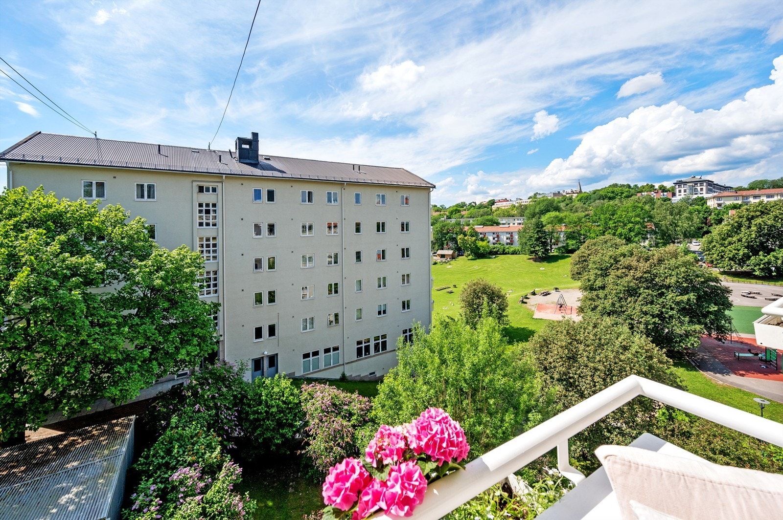 Flott og solrik balkong på ca. 3 kvm med frodig utsyn mot grønne og hyggelige omgivelser i nabolaget, fine forutsetninger for å kunne nyte årets varme dager like utenfor egen stue. Galleribilde