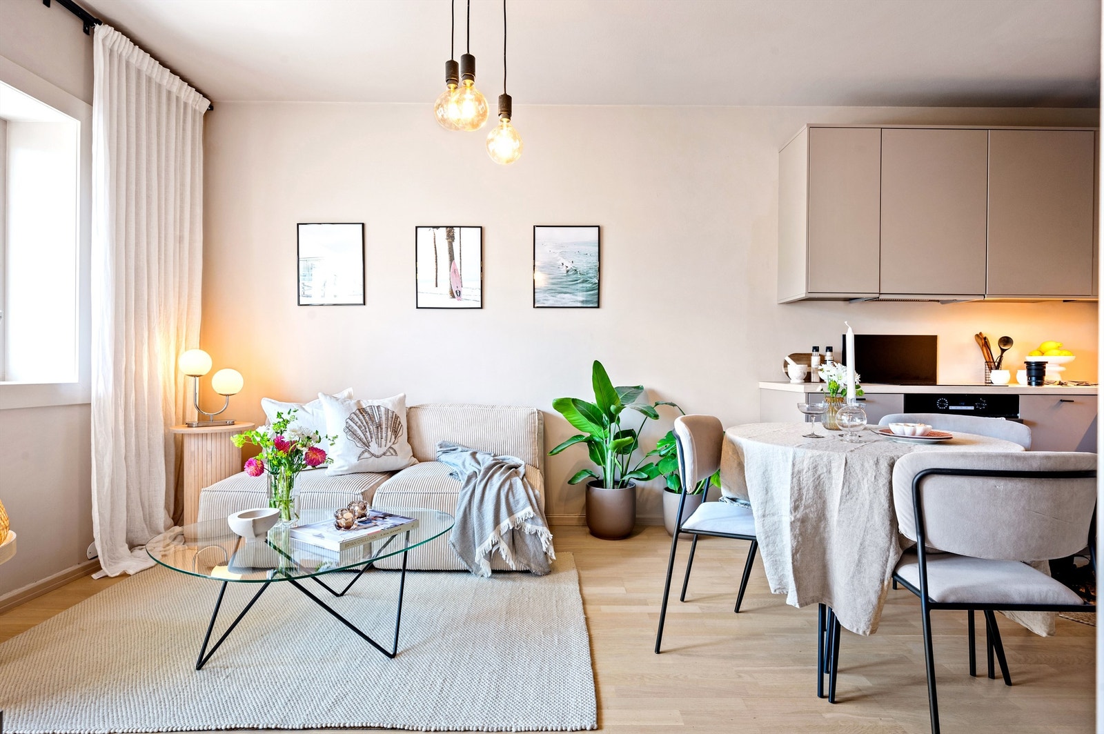 Her er det god plass til både sofagruppe, salongbord, tv-seksjon og spisebord. Et sosialt og hyggelig rom med plass til å invitere venner og familie til hyggelige sammenkomster. Galleribilde