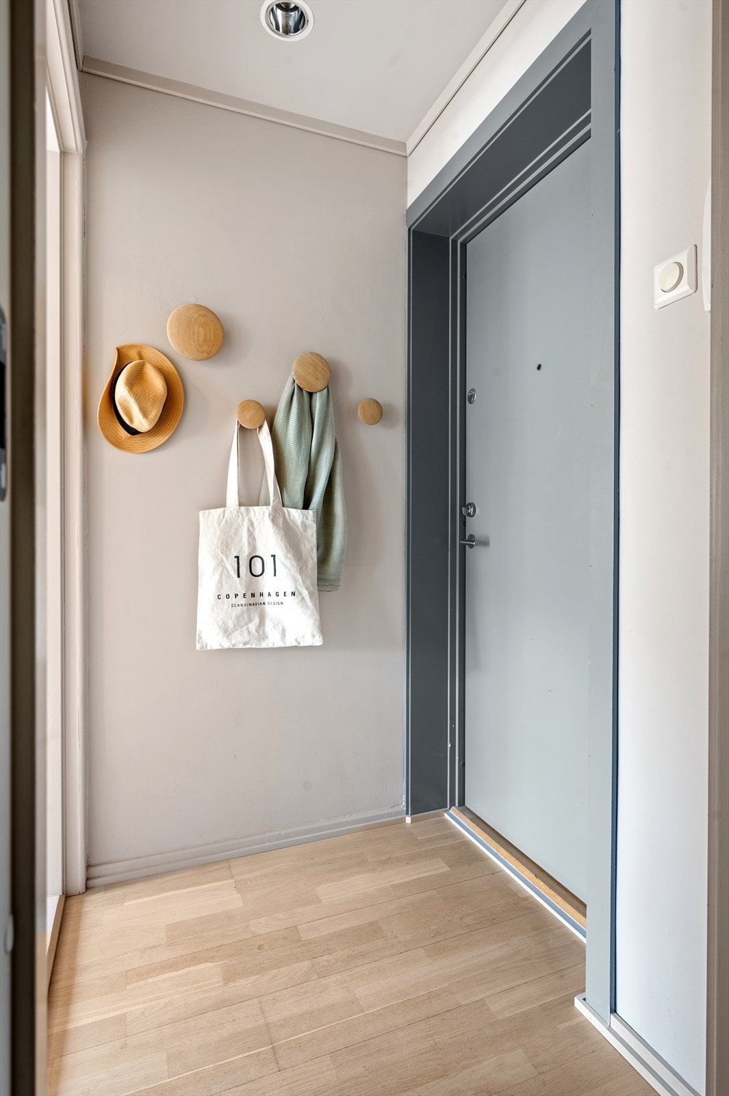 Velkommen inn! Innbydende entré som er med på å gi et godt førsteinntrykk av leiligheten. Galleribilde