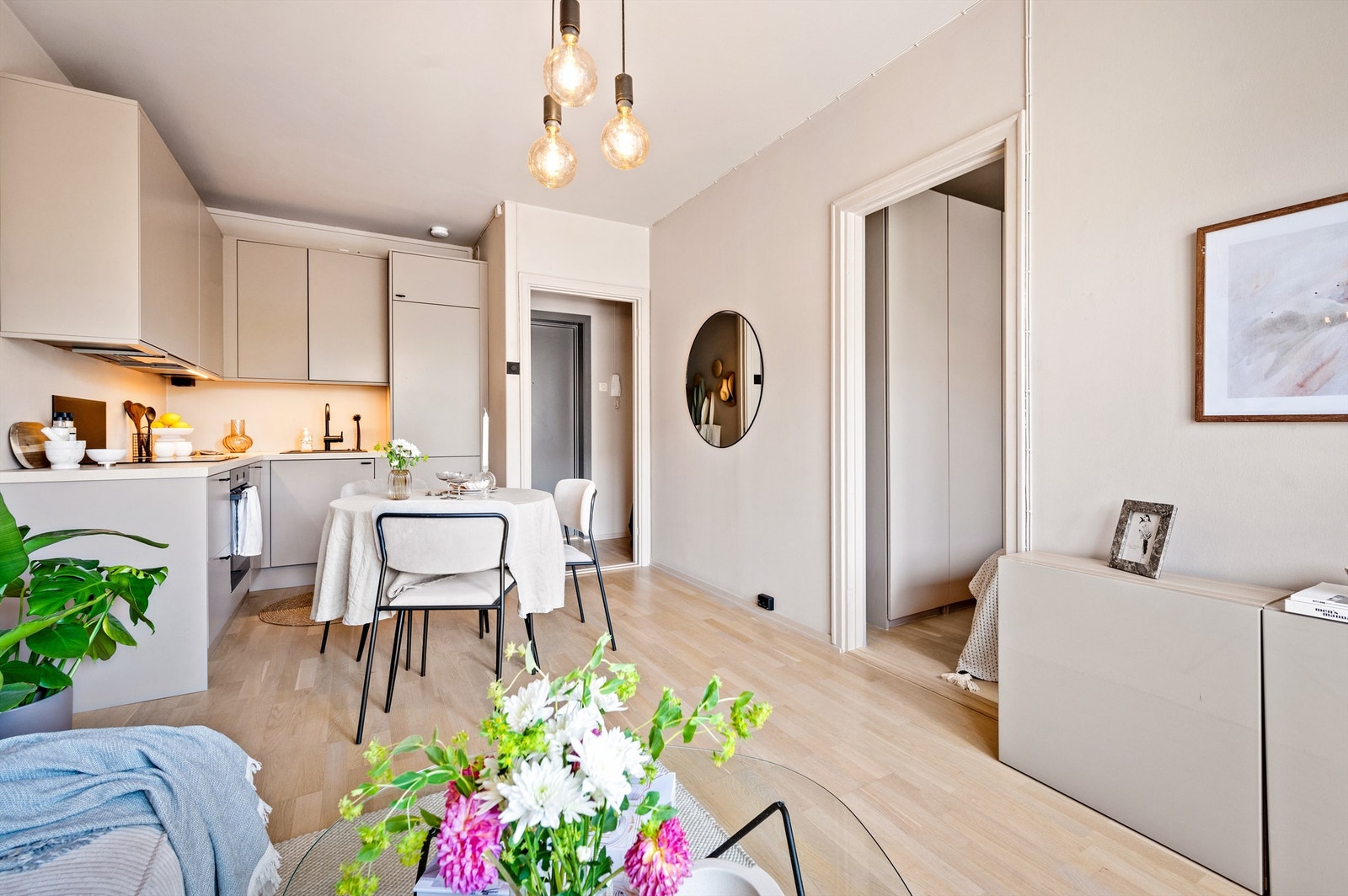 Leiligheten byr på en lys og romslig stue med store vindusflater som slipper inn rikelig med lys og luft, samt fin utsikt. Galleribilde