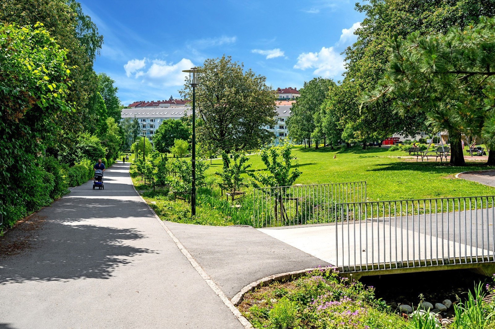 Leiligheten ligger rett ved "Mølla" med idylliske omgivelser, som den gamle trehusbebyggelsen langs Akerselva og gågatene i Maridalsveien og Våghalsen. Det historiske fabrikkområdet ved elva huser nå blant annet Sagene bryggeri som har fabrikkutsalg. Galleribilde