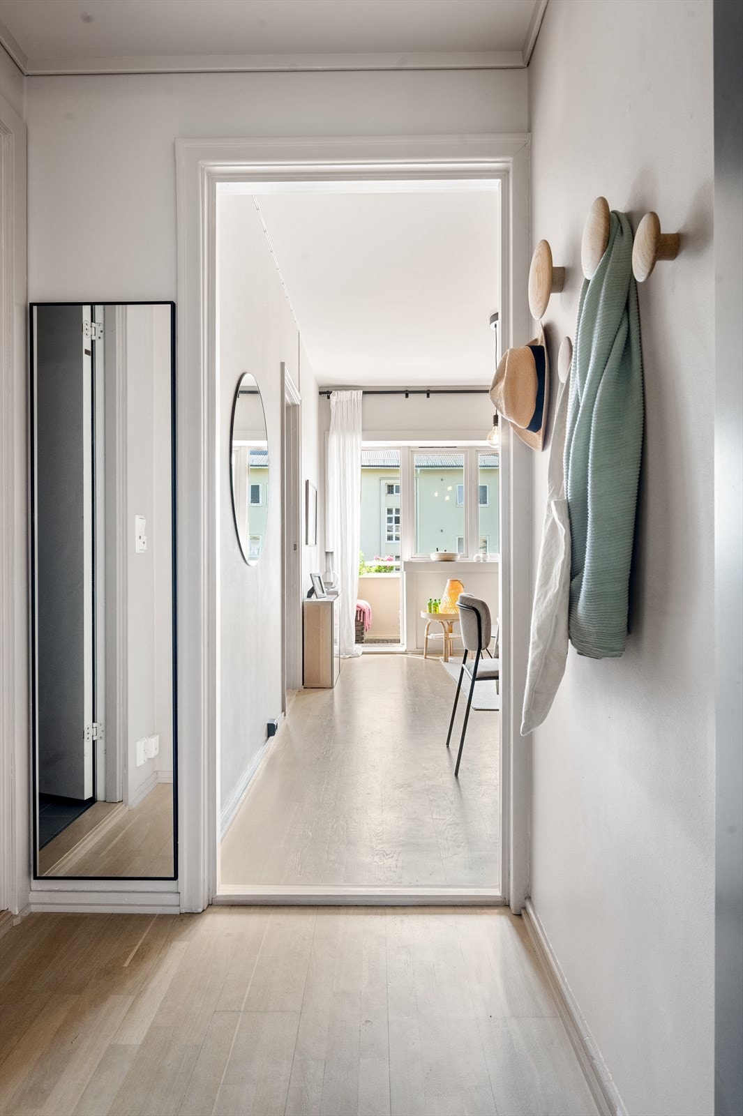 I entréen er det god plass til å henge fra seg yttertøy og sette fra seg sko. Videre adkomst til bad og stue/kjøkken. Galleribilde