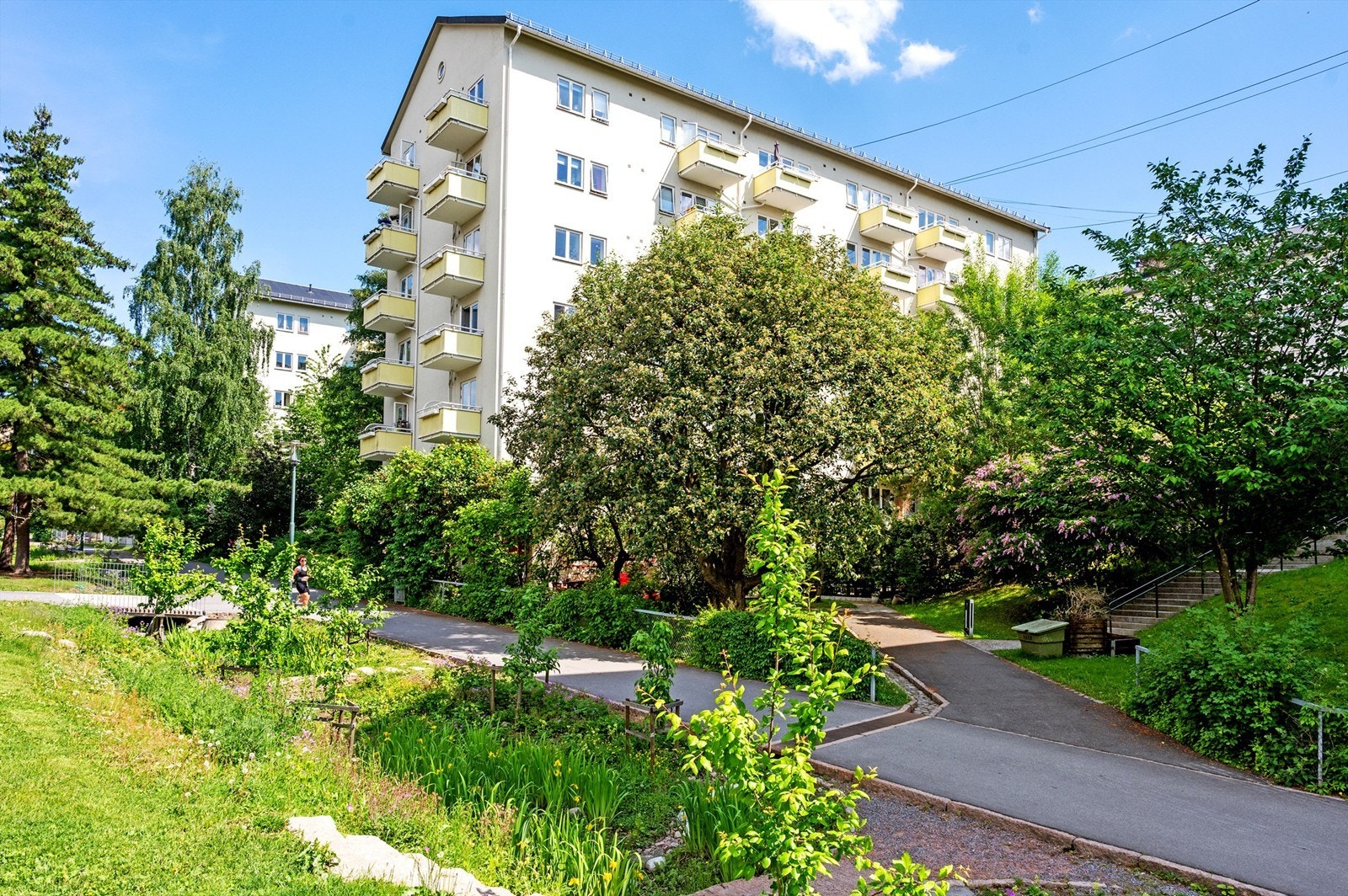 Leiligheten har en rolig og tilbaketrukket beliggenhet i et etablert og meget attraktivt boligområde i Iladalen mellom Grünerløkka, St. Hanshaugen, Sagene og Torshov. Galleribilde