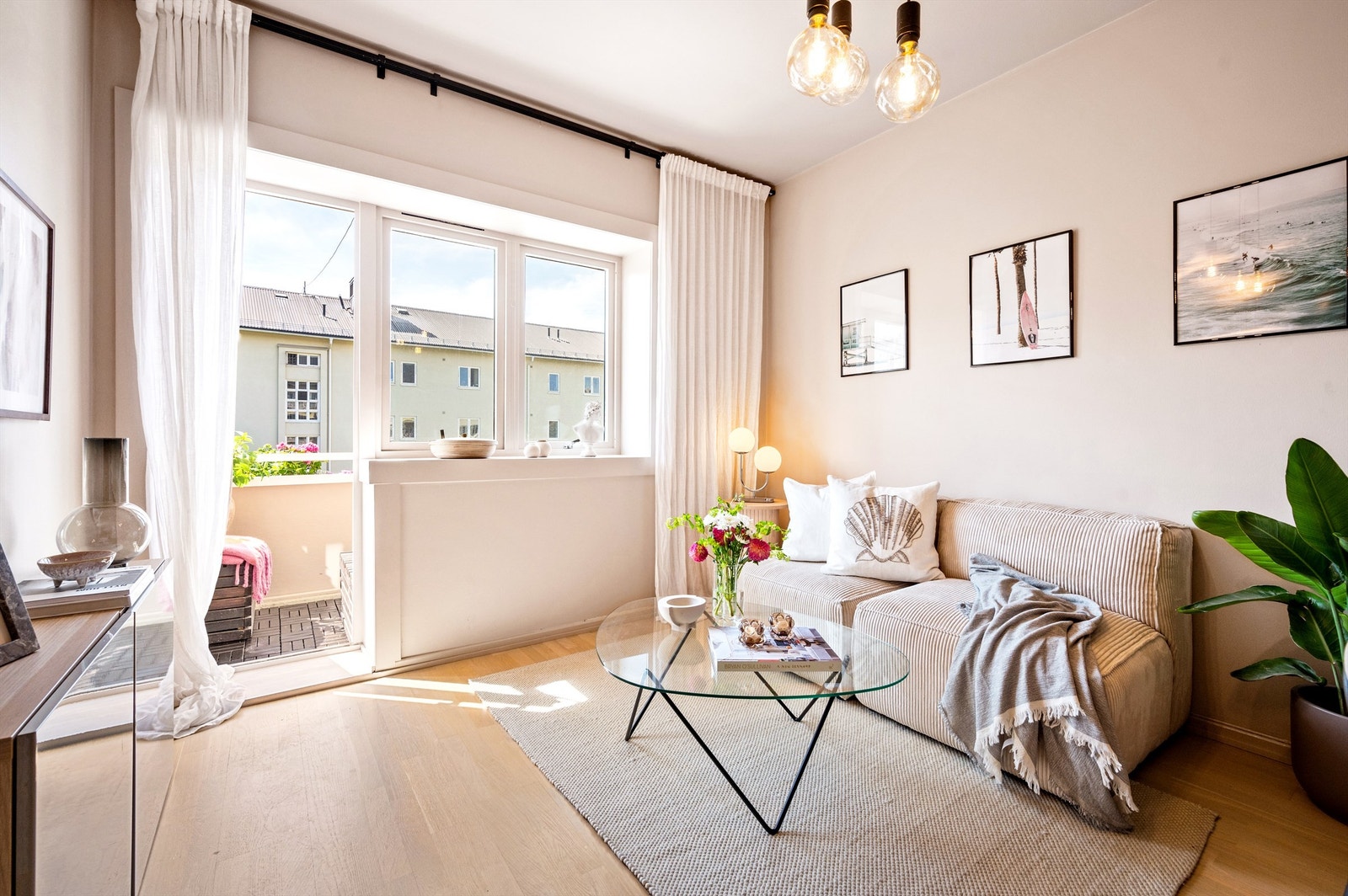 Med god planløsning og store vindusflater er dette en åpen og luftig leilighet. Leiligheten holder en god standard og har en herlig balkong med sol fra 10-21. Galleribilde