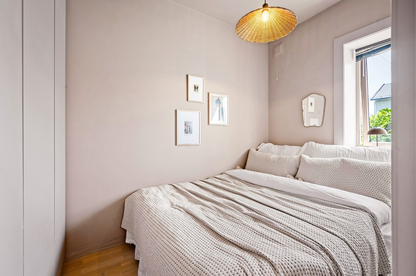 Rommet har god plass til dobbeltseng, tilhørende nattbord og garderobeskap. Galleribilde