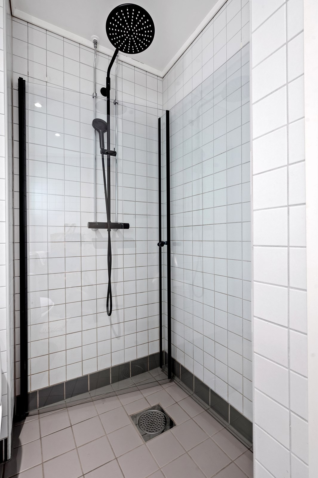 Dusjhjørne med svingbare glassdører fra 2021. Galleribilde