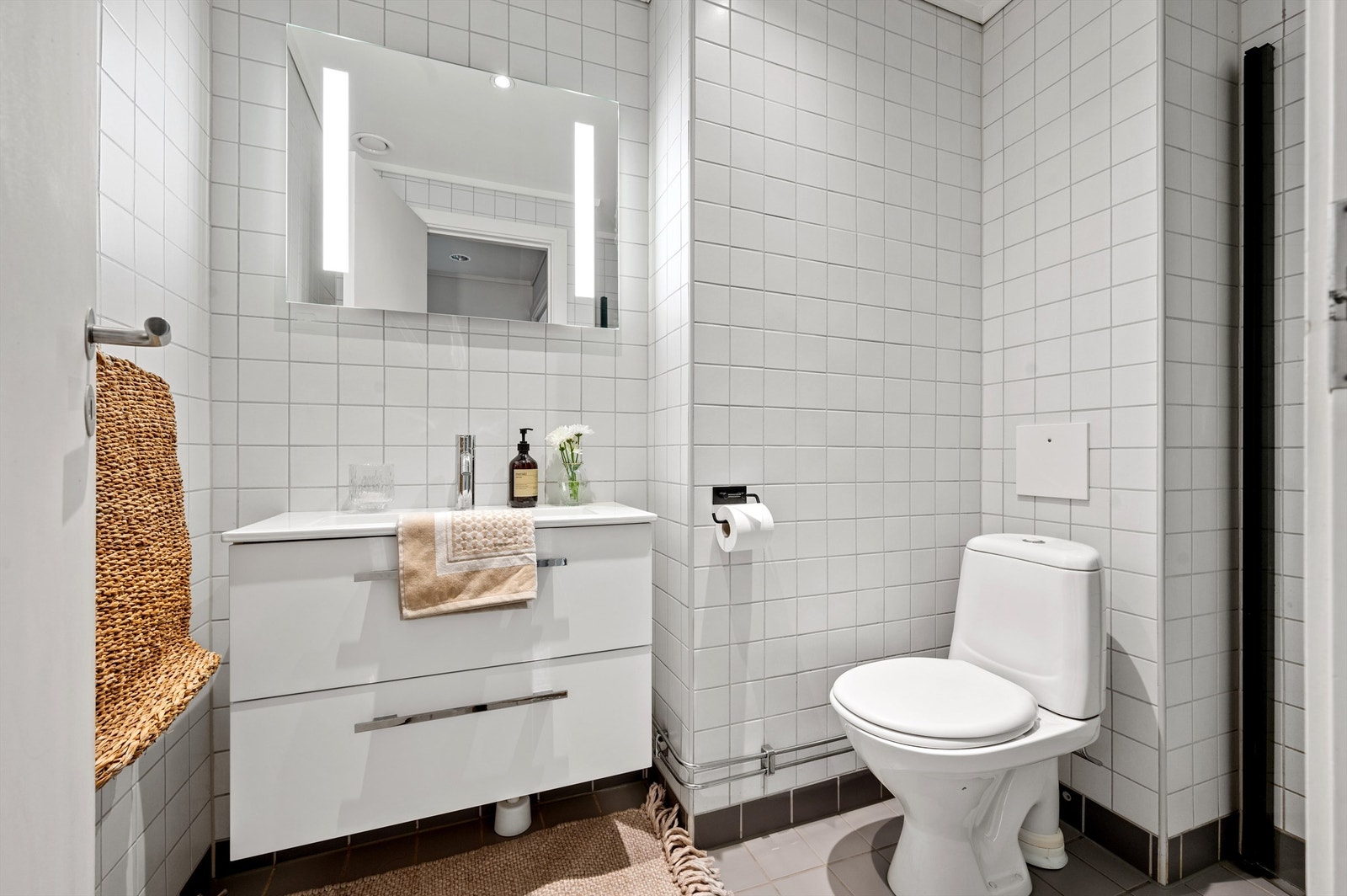 Lyst og delikat baderom med flislagte overflater, varme i gulv og downlights i himlingen. I 2024 ble det lagt nye varmekabler og gulvfliser. Galleribilde