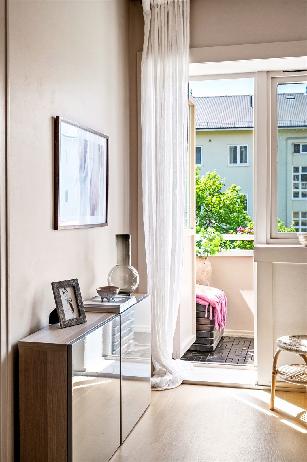 Fra stuen er det utgang til balkong som er en fin forlengelse av rommet. Galleribilde