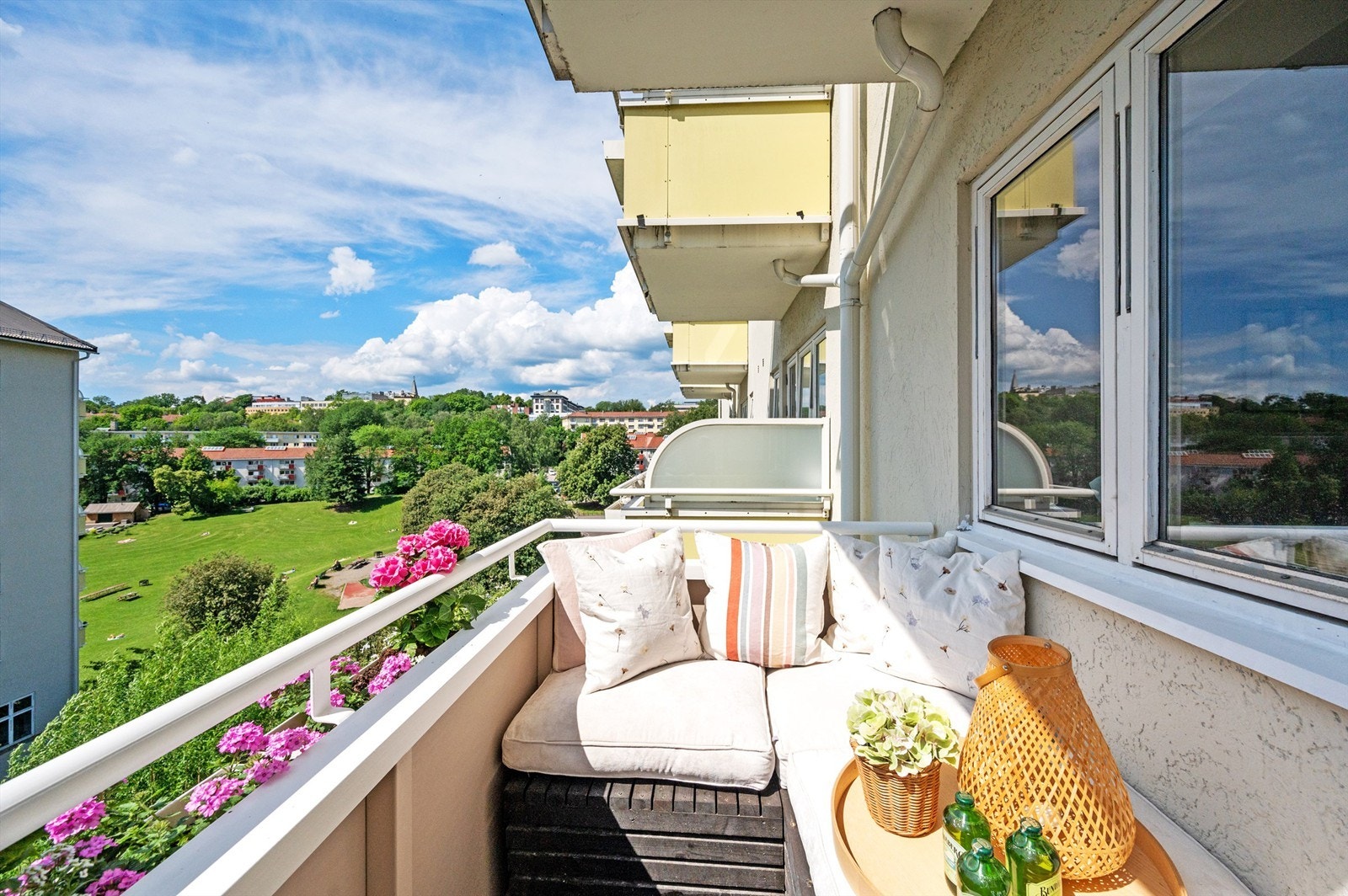 Balkongen er sydvendt og selger opplyser om sol sommerstid fra ca. kl 10-21. Galleribilde