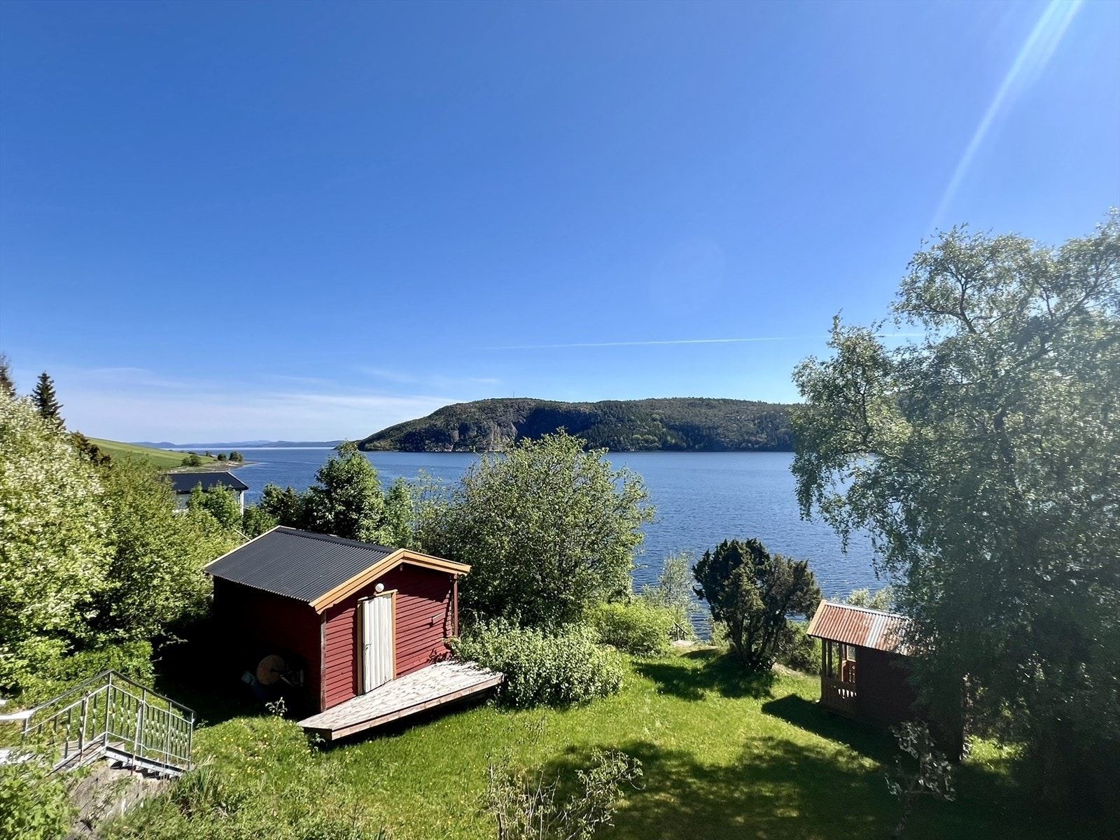 Beliggende helt nede i sjøkanten. Eiendommen har 2 stk tomter(gnr/bnr) Galleribilde