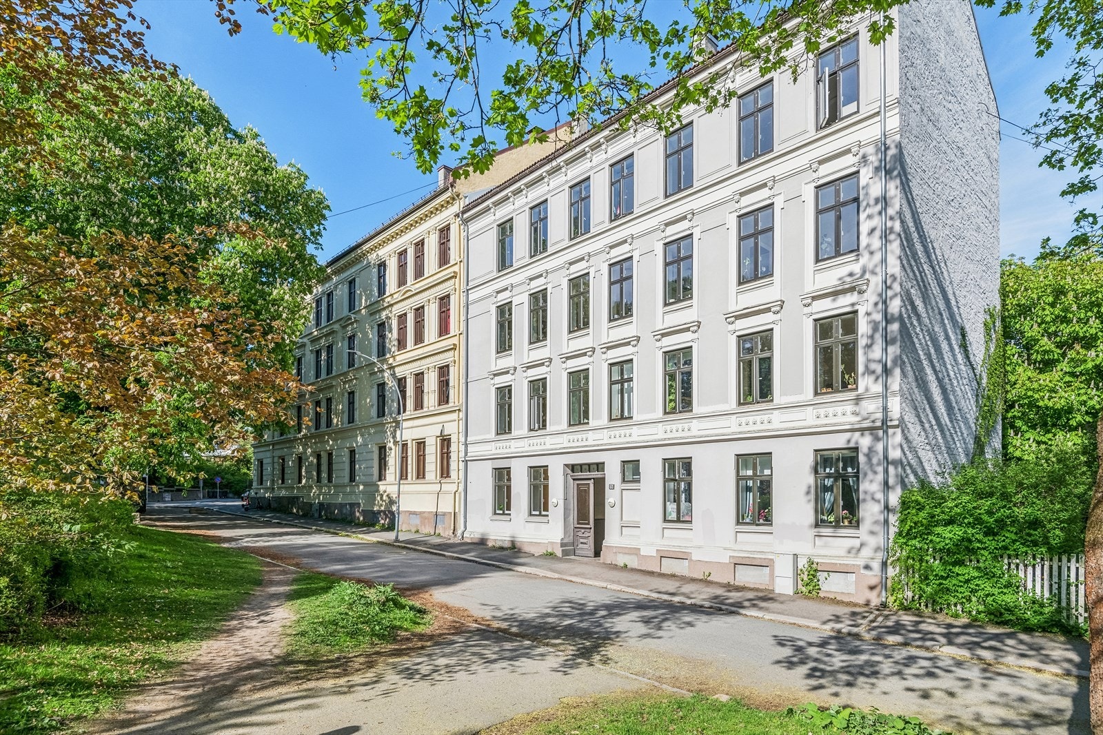 Leiligheten ligger i en klassisk bygård med historie helt tilbake til slutten av 1800-tallet, har gjennomgående god takhøyde og store vinduer som gir meget gode lysforhold på dagtid. Galleribilde