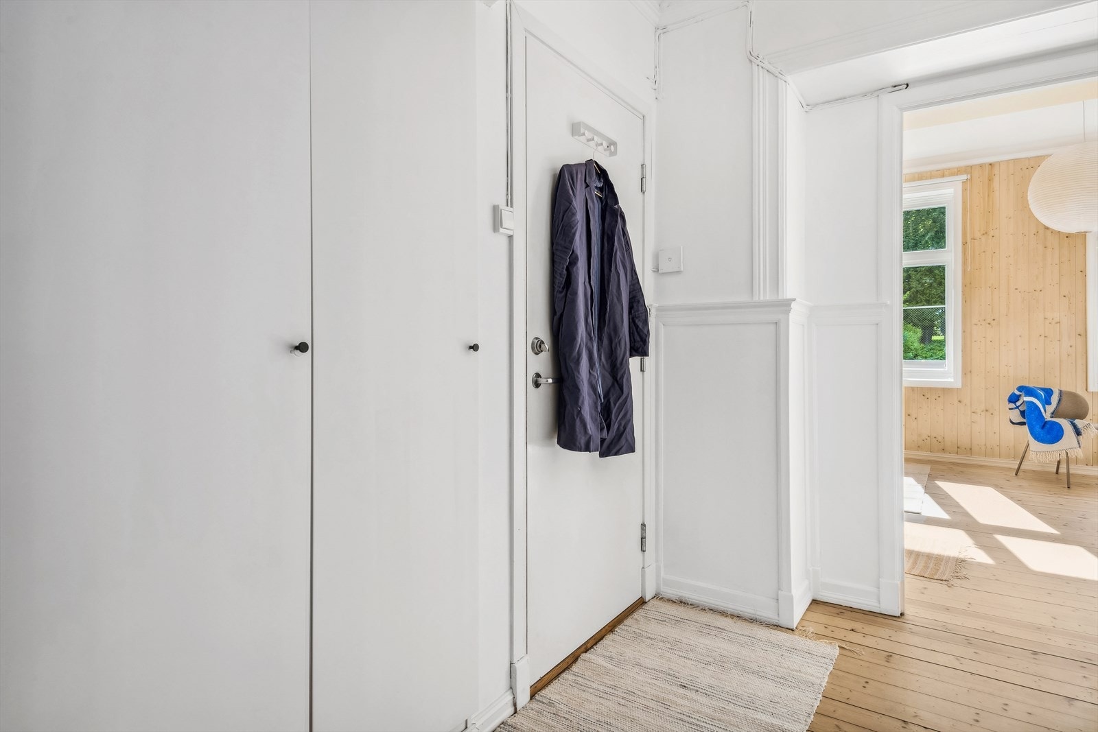 Velkommen inn. Det er godt med plass for oppbevaring av yttertøy og sko i skap ved gang. Galleribilde