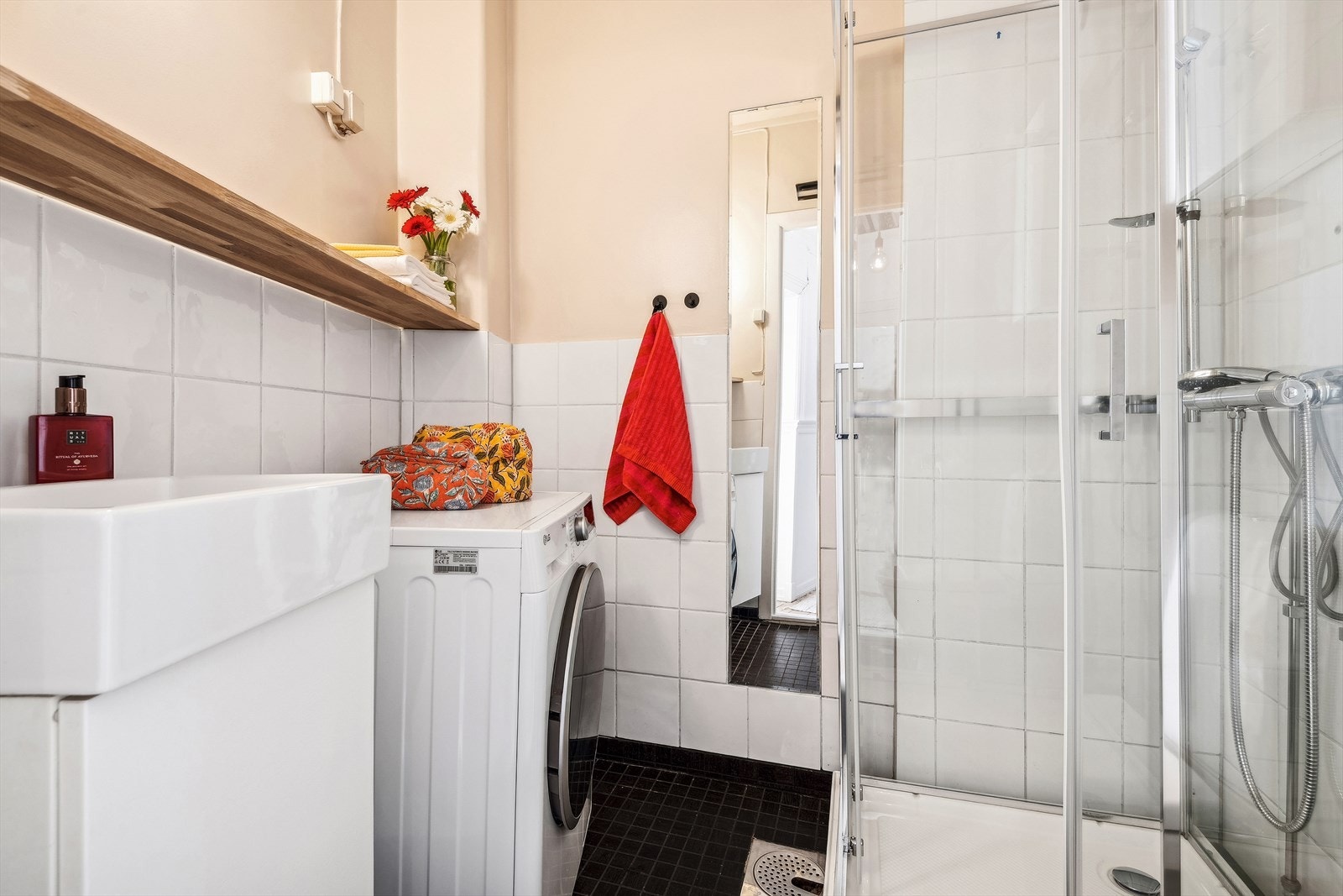 Badet er innredet med wc , dusjkabinett, servant og opplegg for vaskemaskin. Nytt toalett, dusjkabinett og armatur fra 2024. Kombi vaske-/tørkemaskin fra 2023. Galleribilde