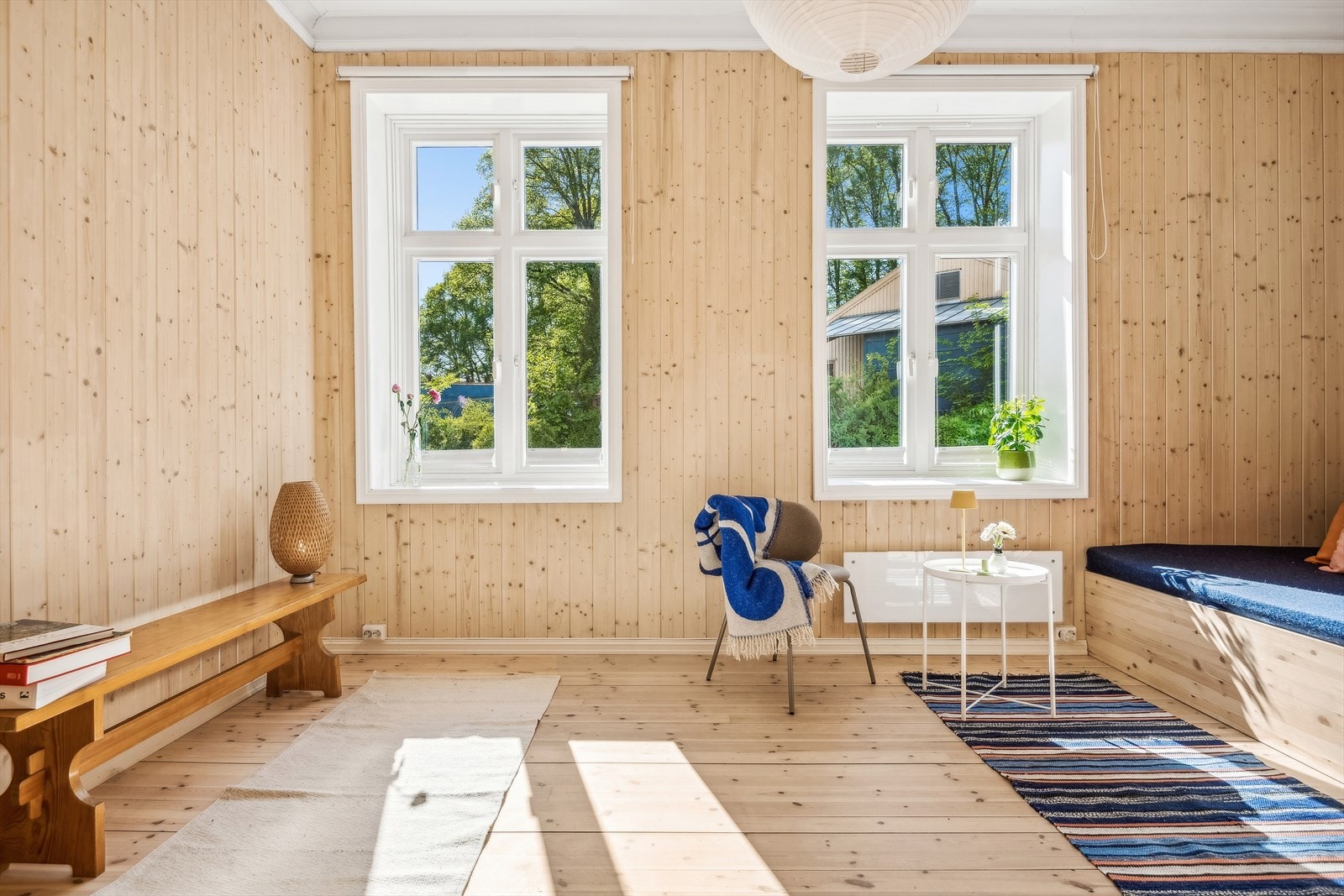 Stuen vender ut mot Bjølsenparken og får inn godt med naturlig lys via store vindues flater. Stuen vender mot vest. På veggene er det satt opp Moelven granpanel. Gulvet er slipt og lakket. Galleribilde