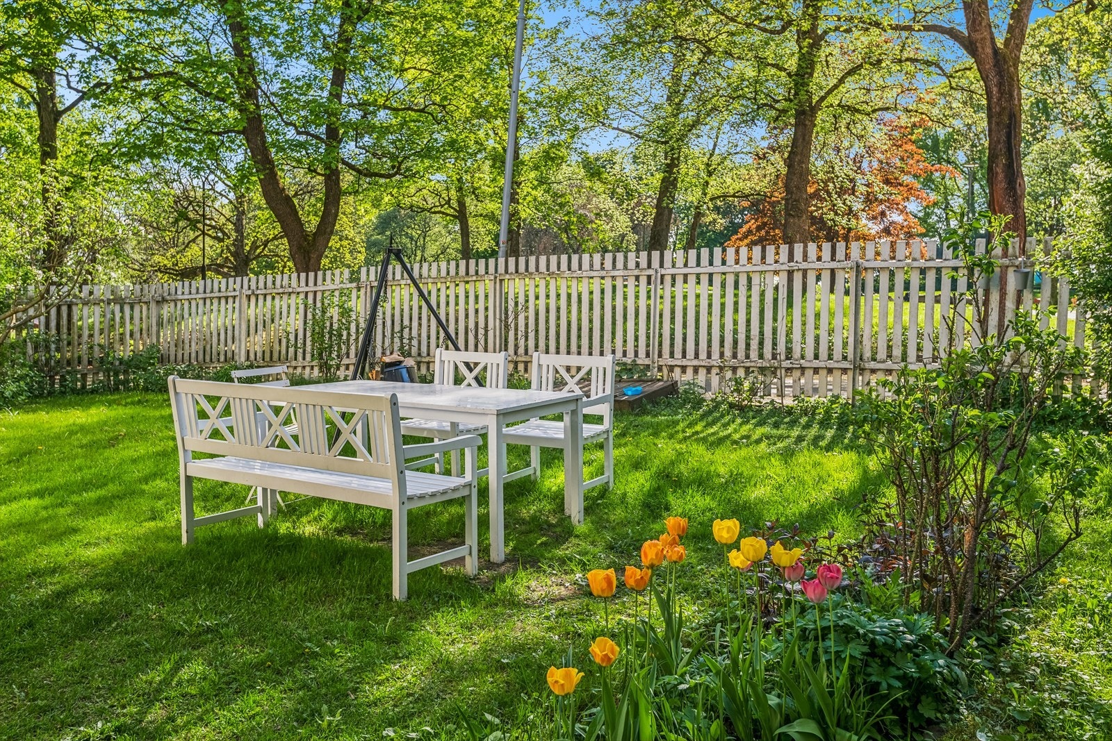 Det er opparbeidet en stor, barnevennlig og idyllisk bakgård med variert beplantning, lekeplasser, felles grill og flere sittegrupper. Galleribilde