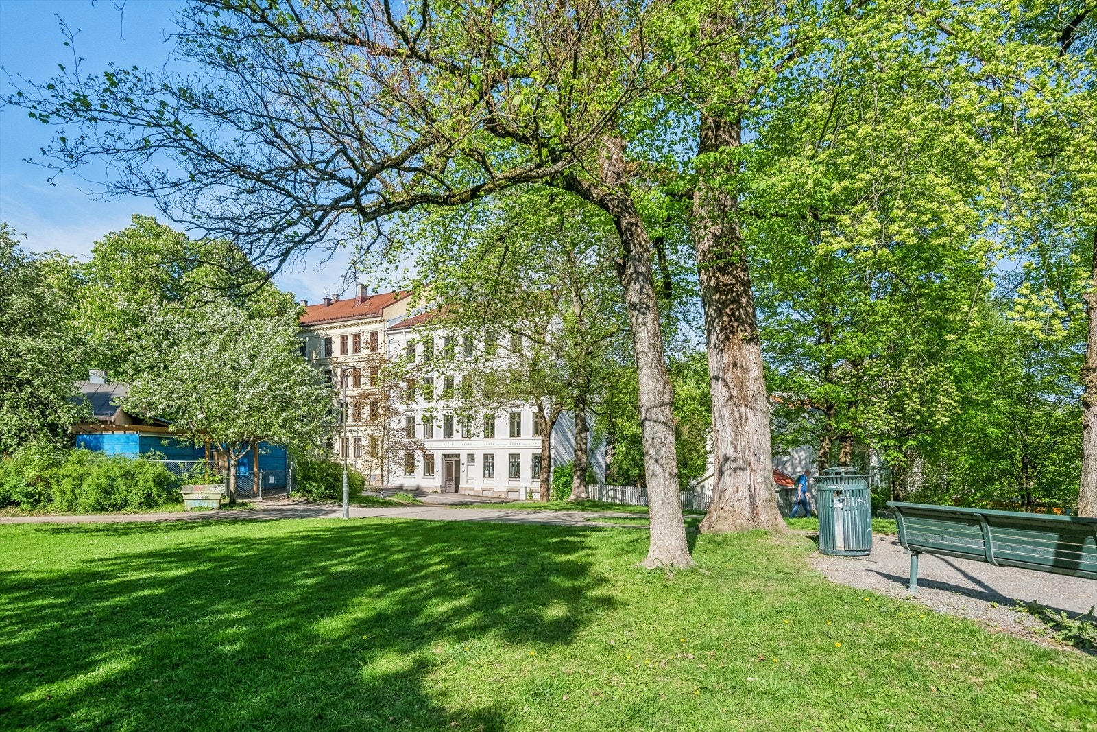 Sjelden mulighet ved Bjølsenparken i et meget barnevennlig og veletablert boligområde. Gjennomgående leilighet vendt mot flotte grøntområder i Bjølsenparken som er kjent for sine sydvendte skråninger og den flotte lindealléen. Galleribilde