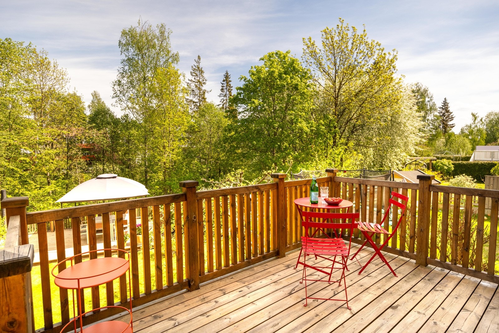 Nyt en kaffe mens du følger med på barna som leker i hagen. Galleribilde