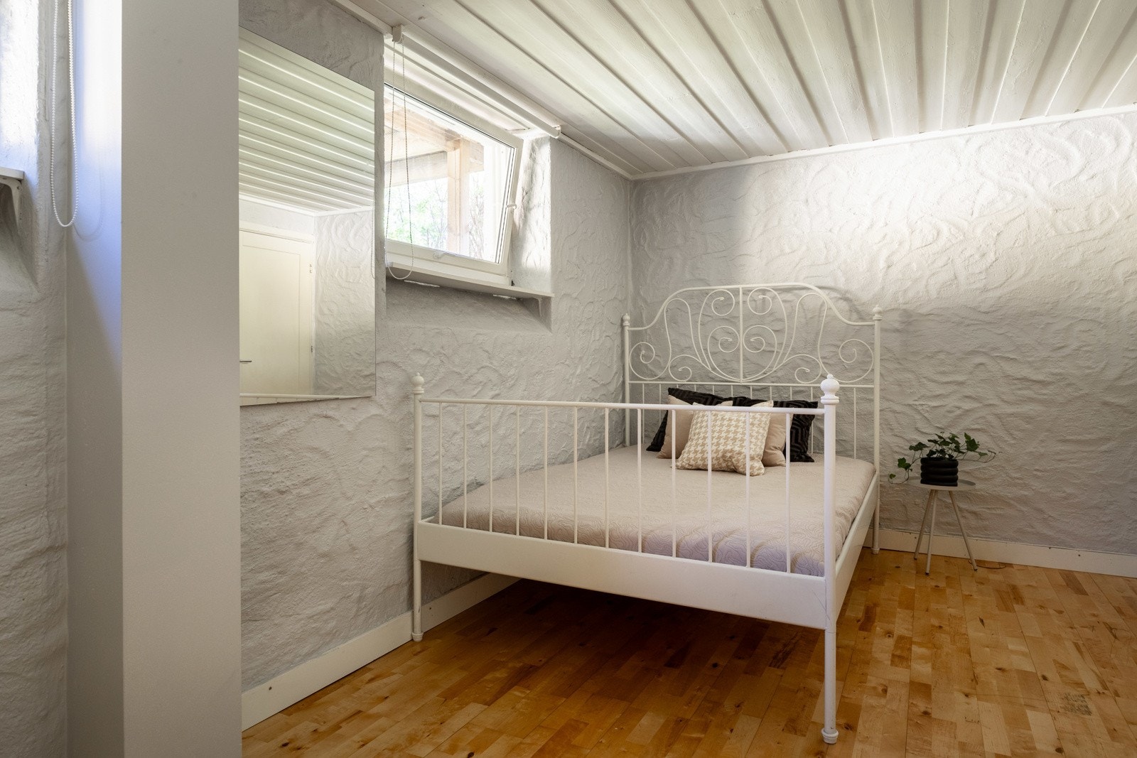 Underetasjen er benyttet som hybeldel med kjøkken, stue og bad, samt vaskerom og gang. Av bygningstegninger mottatt fra Oslo kommune er rommene godkjent til bod og vaskerom. Galleribilde