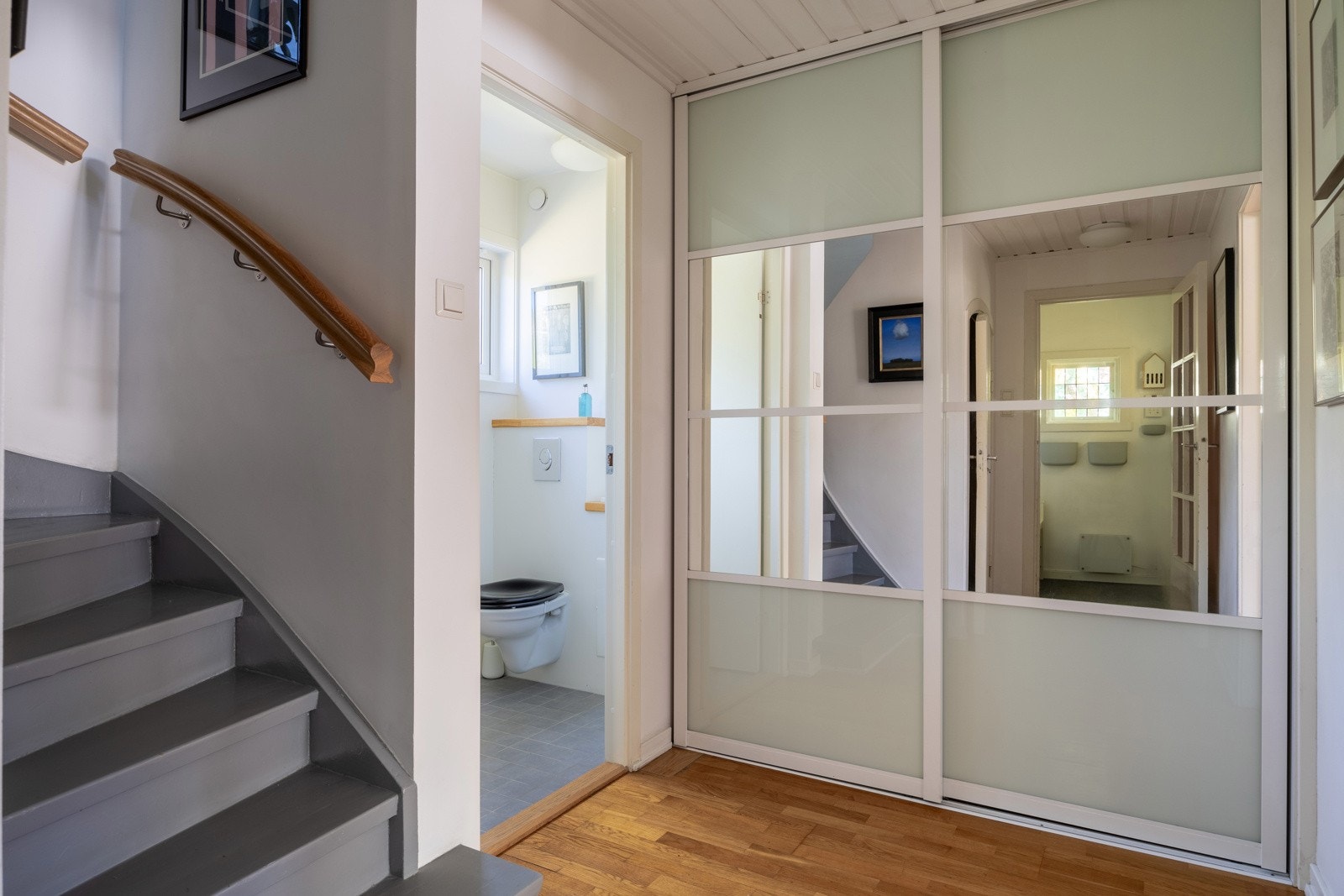 Gang med skyvedørsgarderobe, toalett og trapp opp til 2. etasje. Galleribilde