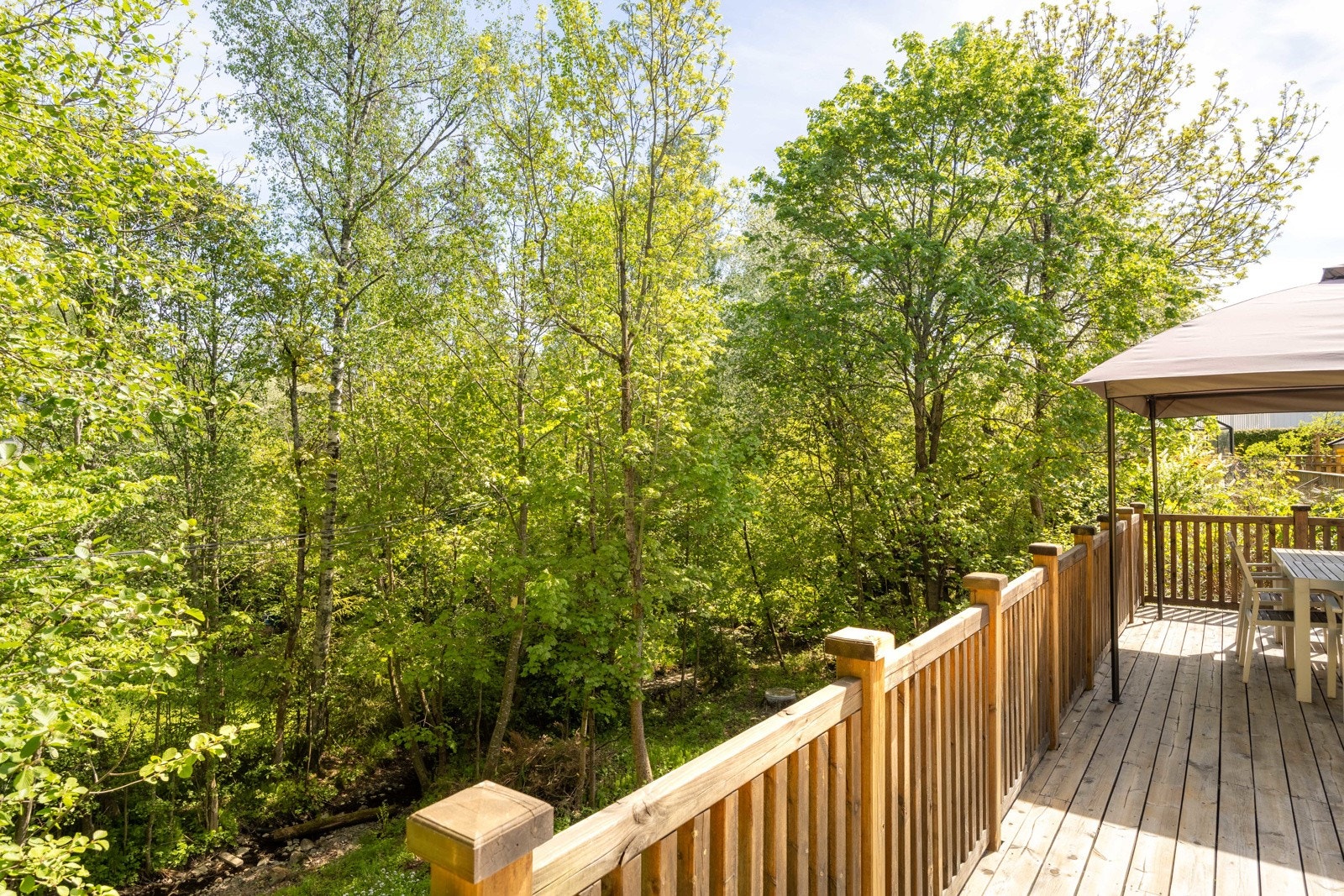 Nedenfor går det en bekk som fører ut i Makrellbekken. Galleribilde