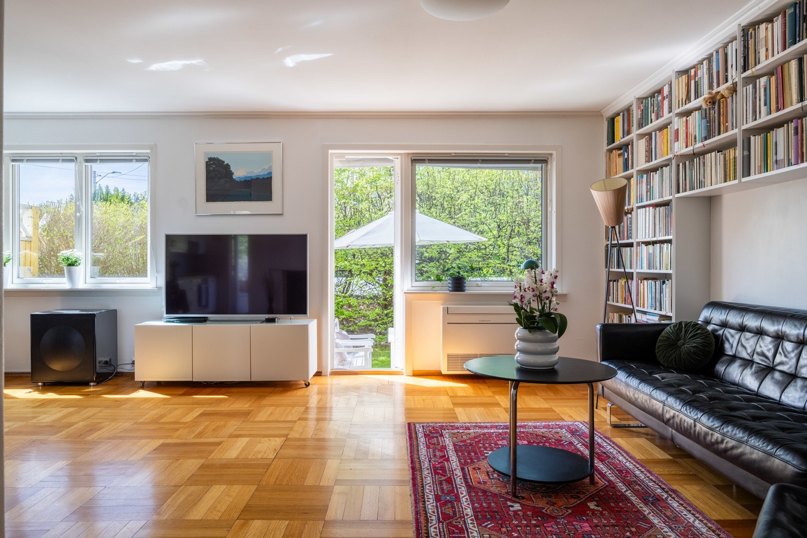 Lys og åpen stue med store vindusflater og utgang til vestvendt markterrasse og hage. Galleribilde