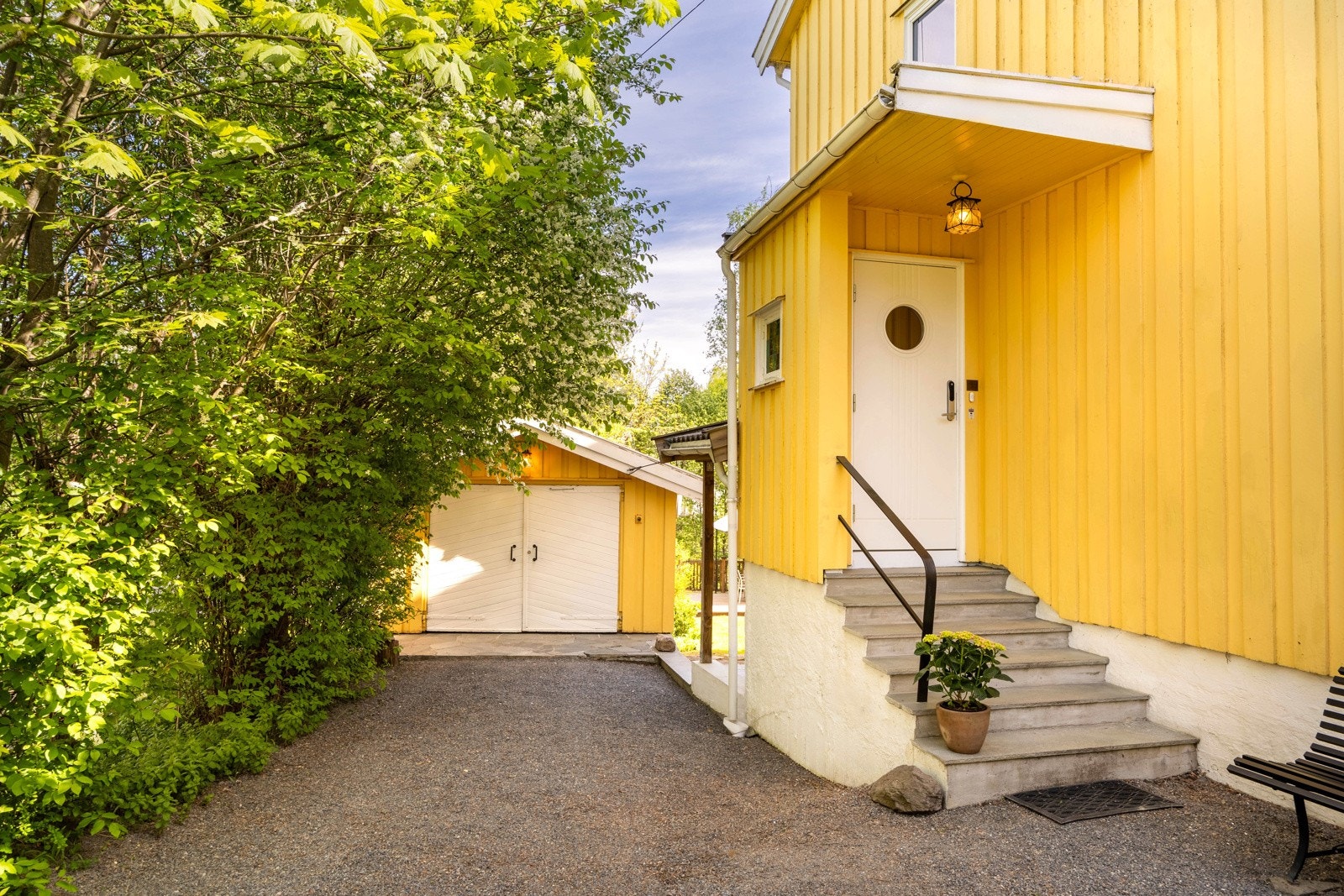 Stor og innbydende oppkjørsel - privat for denne boligen. Galleribilde