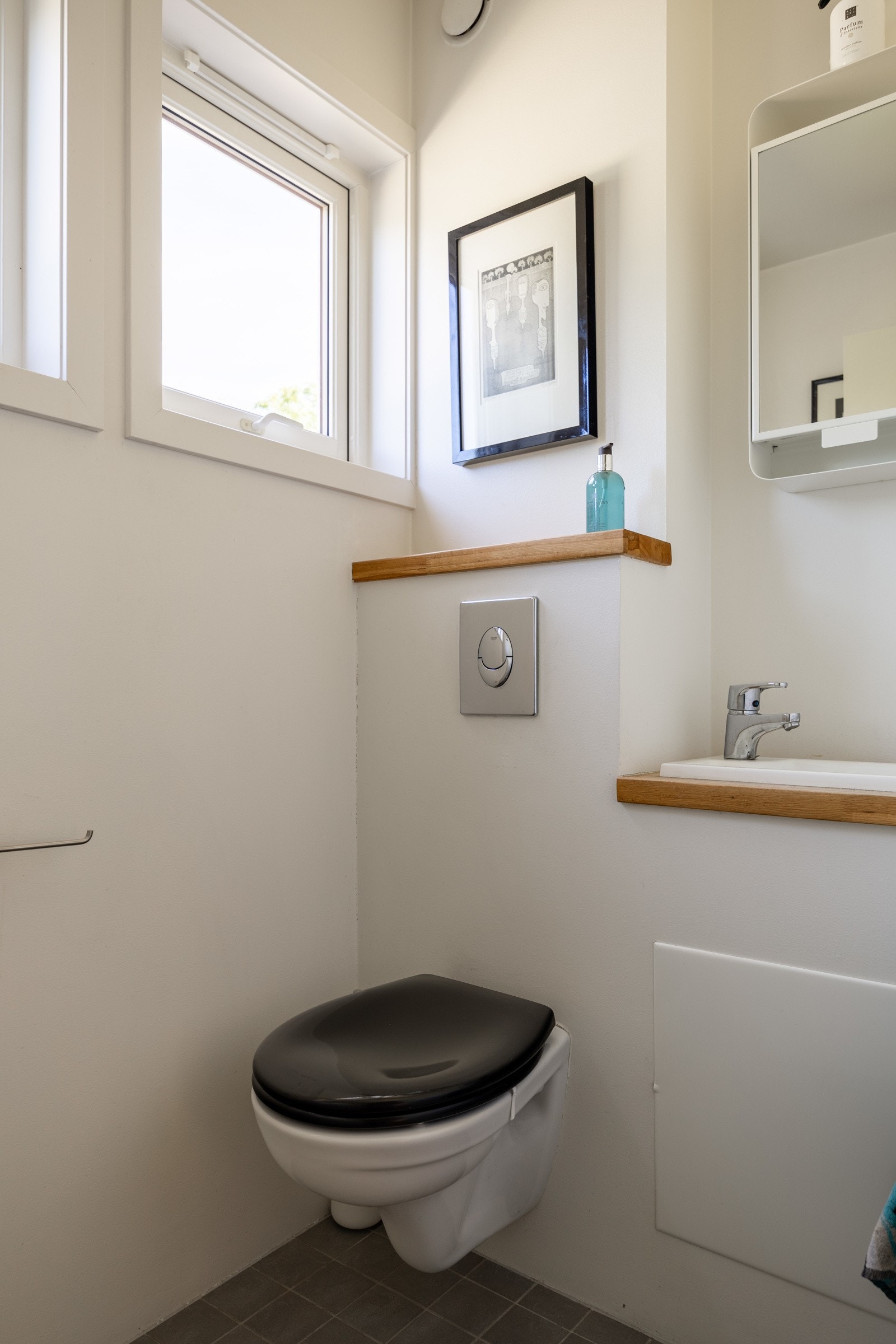 Gjestetoalett ut fra gang. Galleribilde