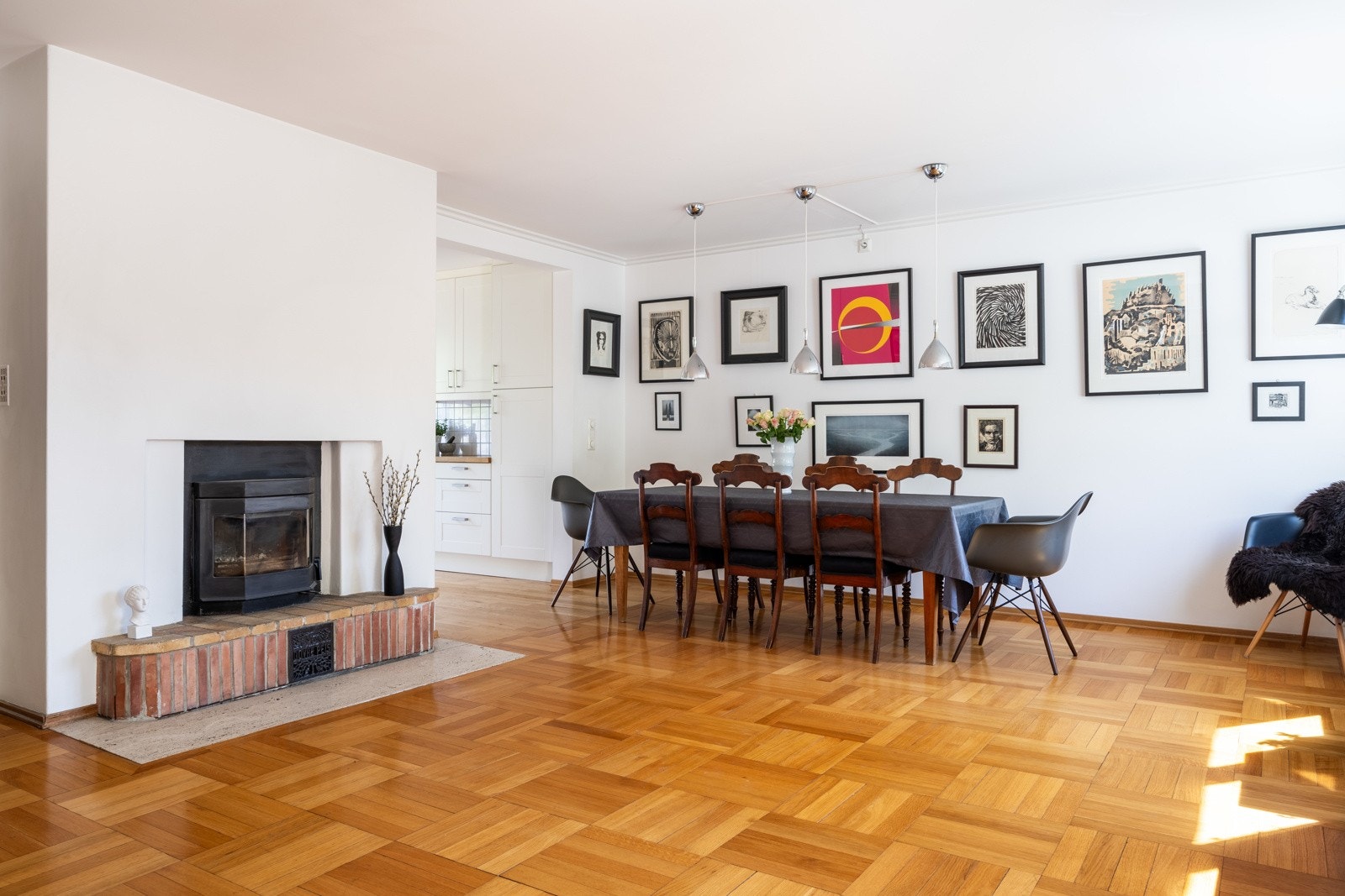 I hjertet av stuen er det en lukket peis. Den varmer godt på en kald vinterdag. Galleribilde