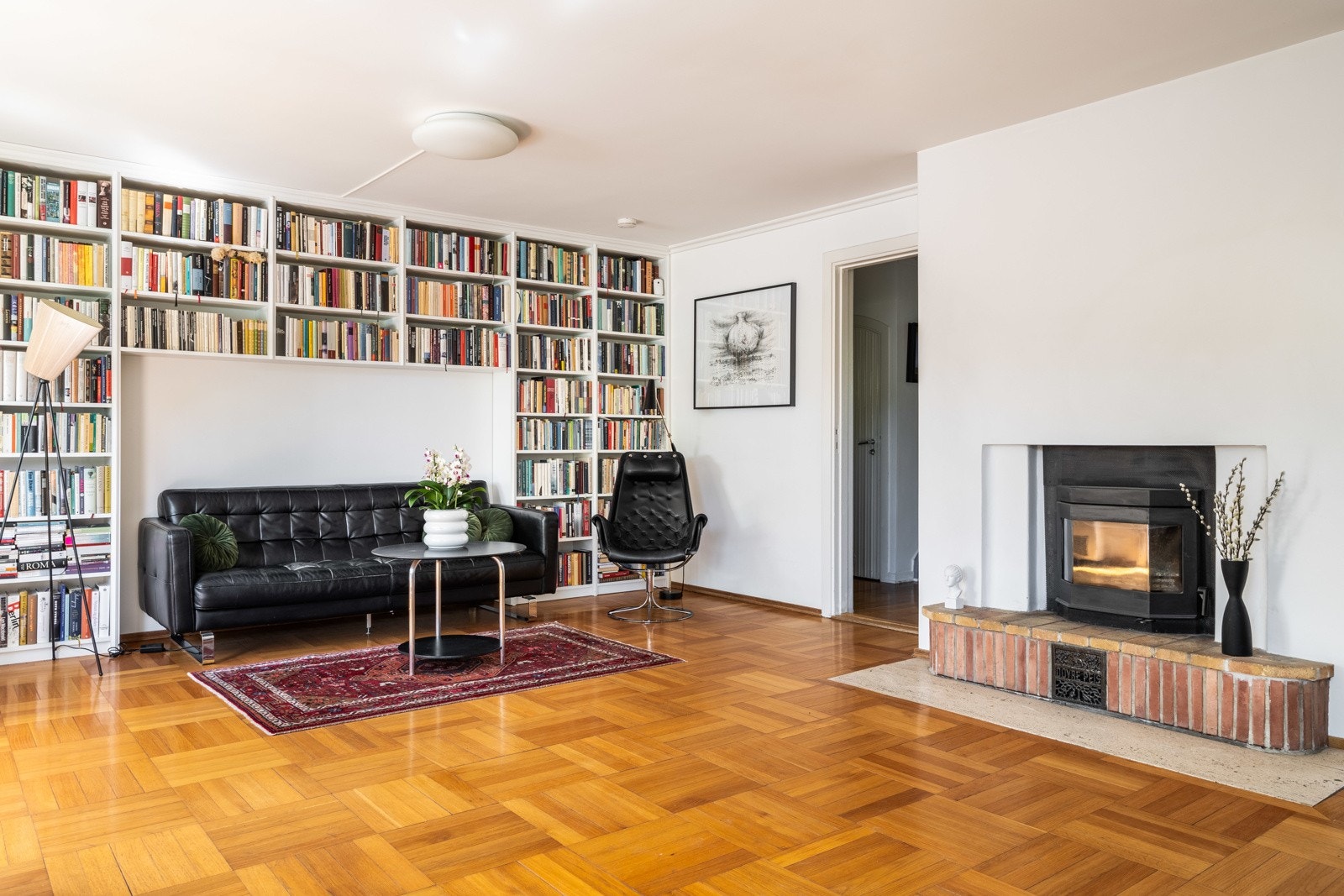 I den ene enden av stuen er det en plassbygget bokhylle. Galleribilde